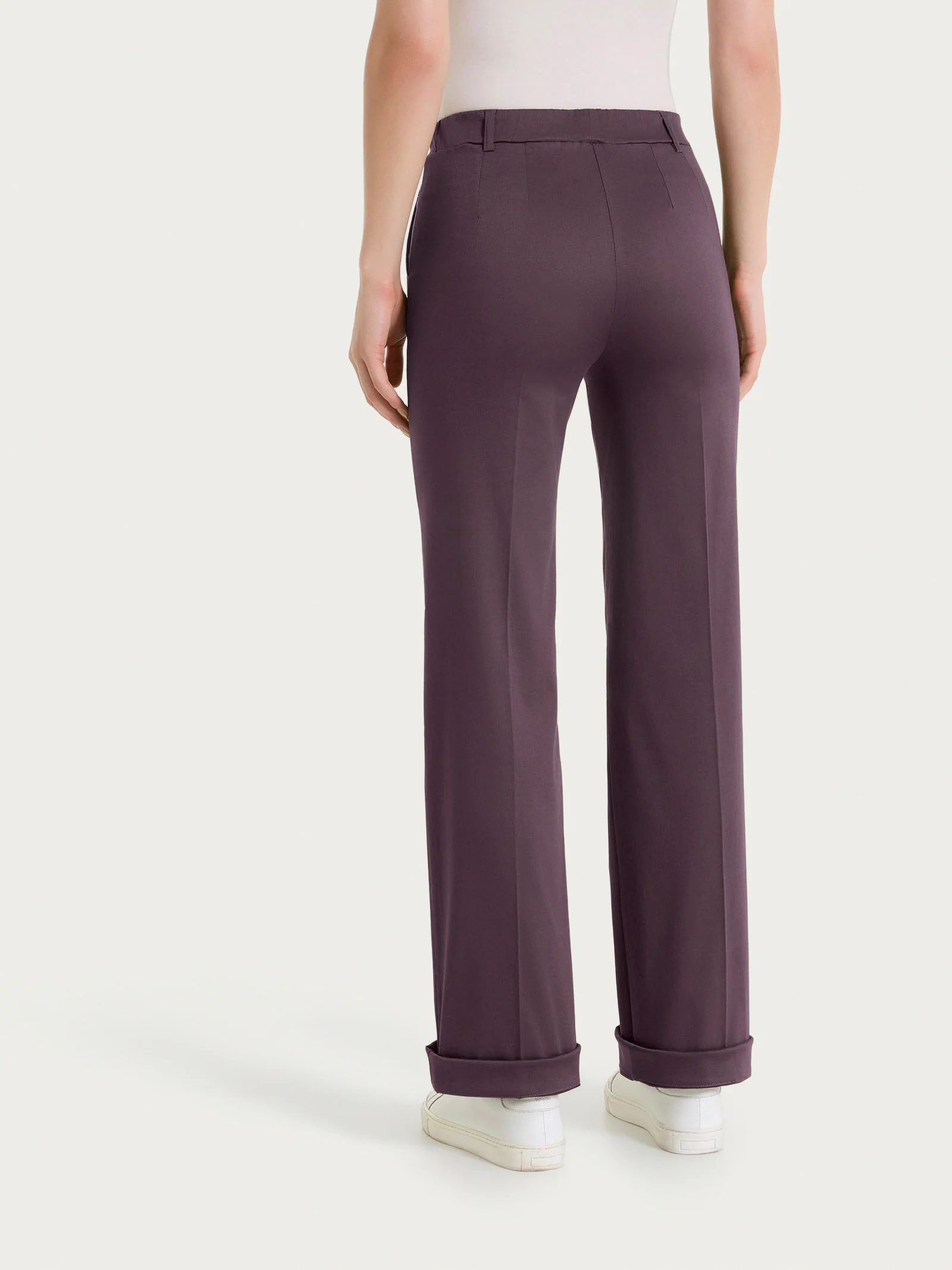 Pantalone dritto con tasche e risvolto in Satin Power - Raisin - Image 4