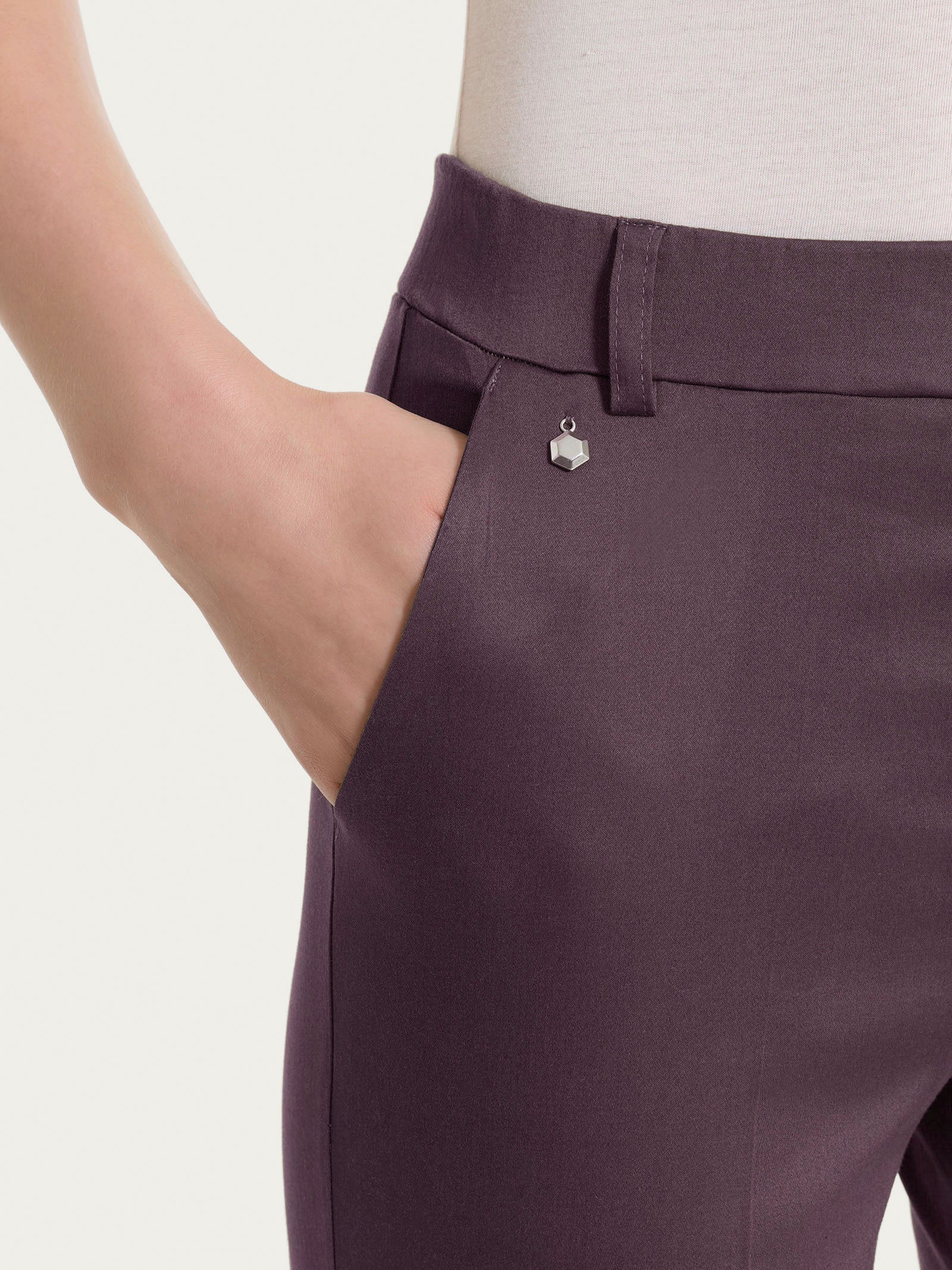 Pantalone dritto con tasche e risvolto in Satin Power - Raisin - Image 5