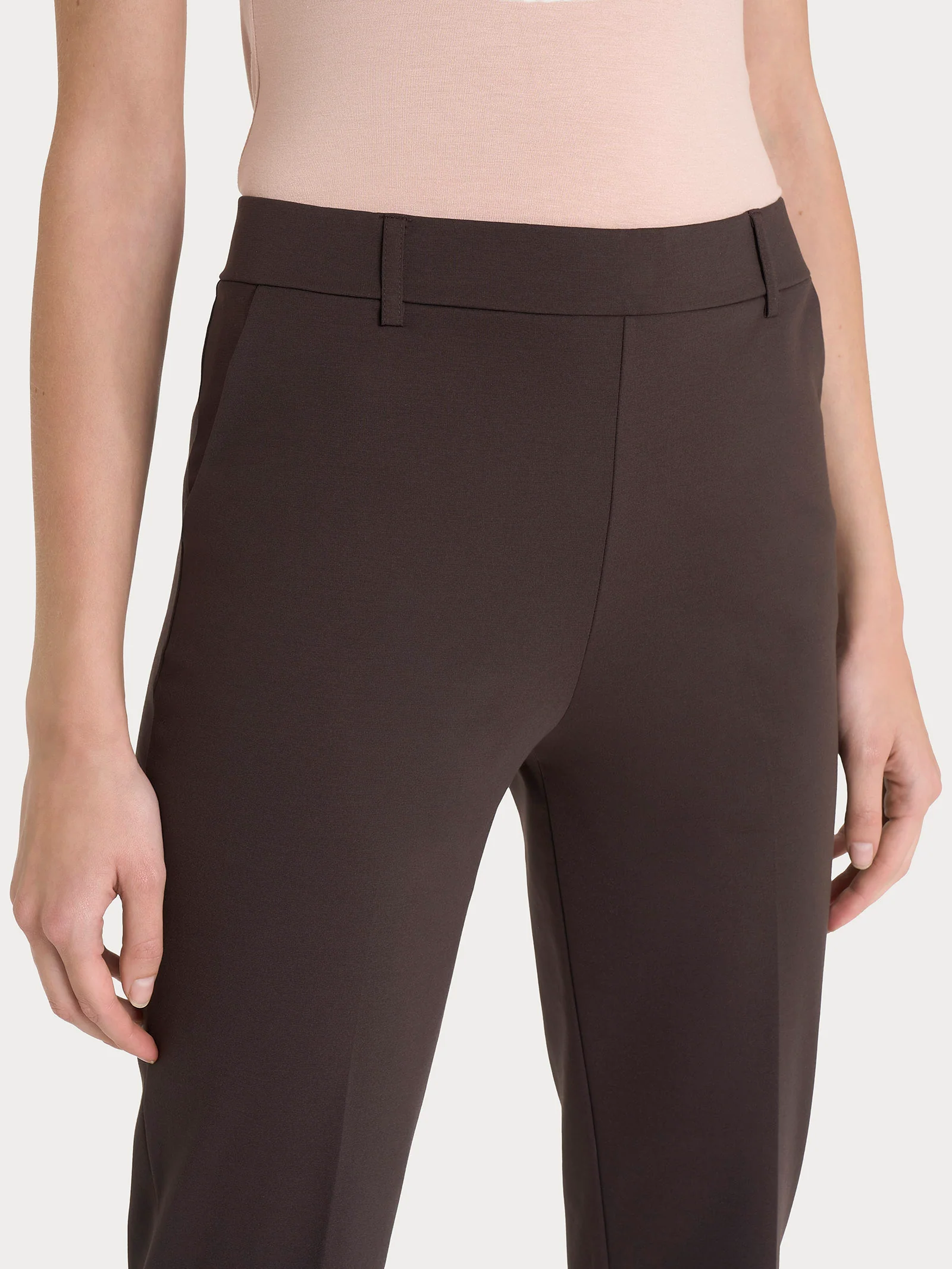 Pantalone dritto con tasche in Compact Light - Chocolate Torte - Image 3