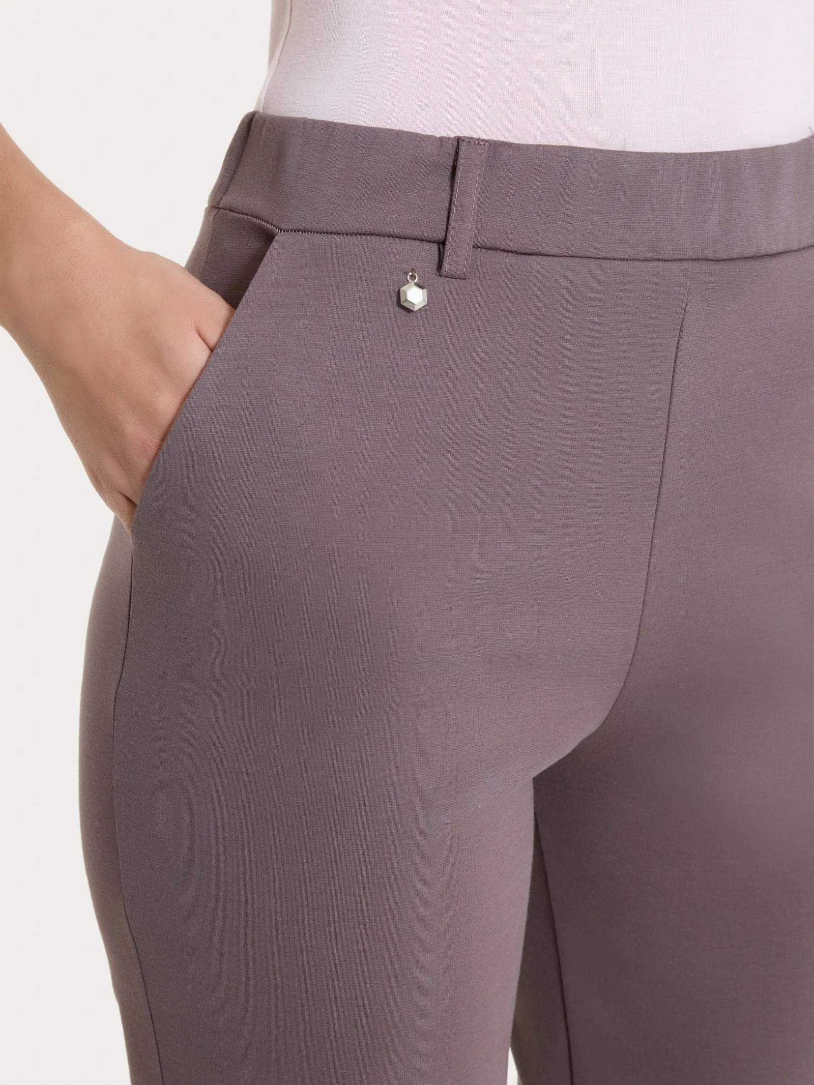 Pantalone dritto con tasche in Compact Light - Plum Truffle - Image 3