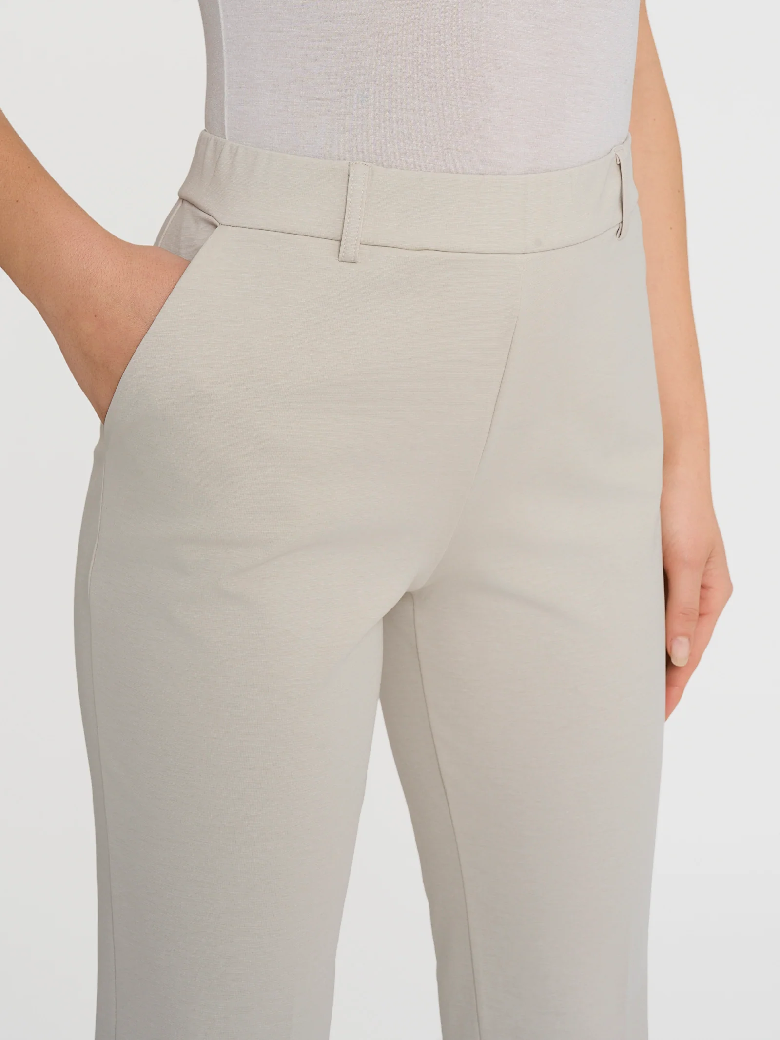 Pantalone dritto con tasche in Compact Light - Champignon - Image 3