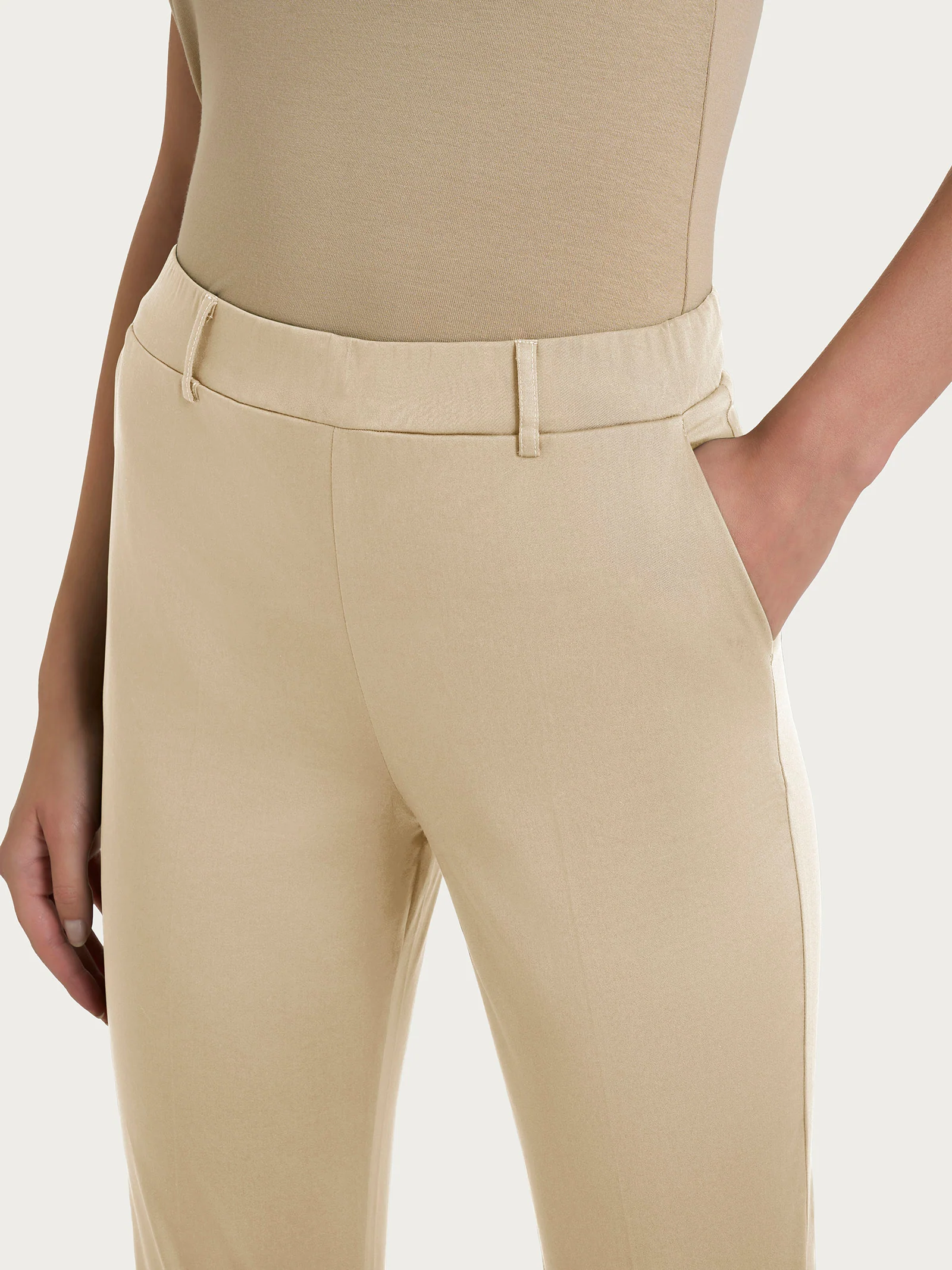Pantalone dritto con tasche in Satin Power - Irish Cream - Image 3