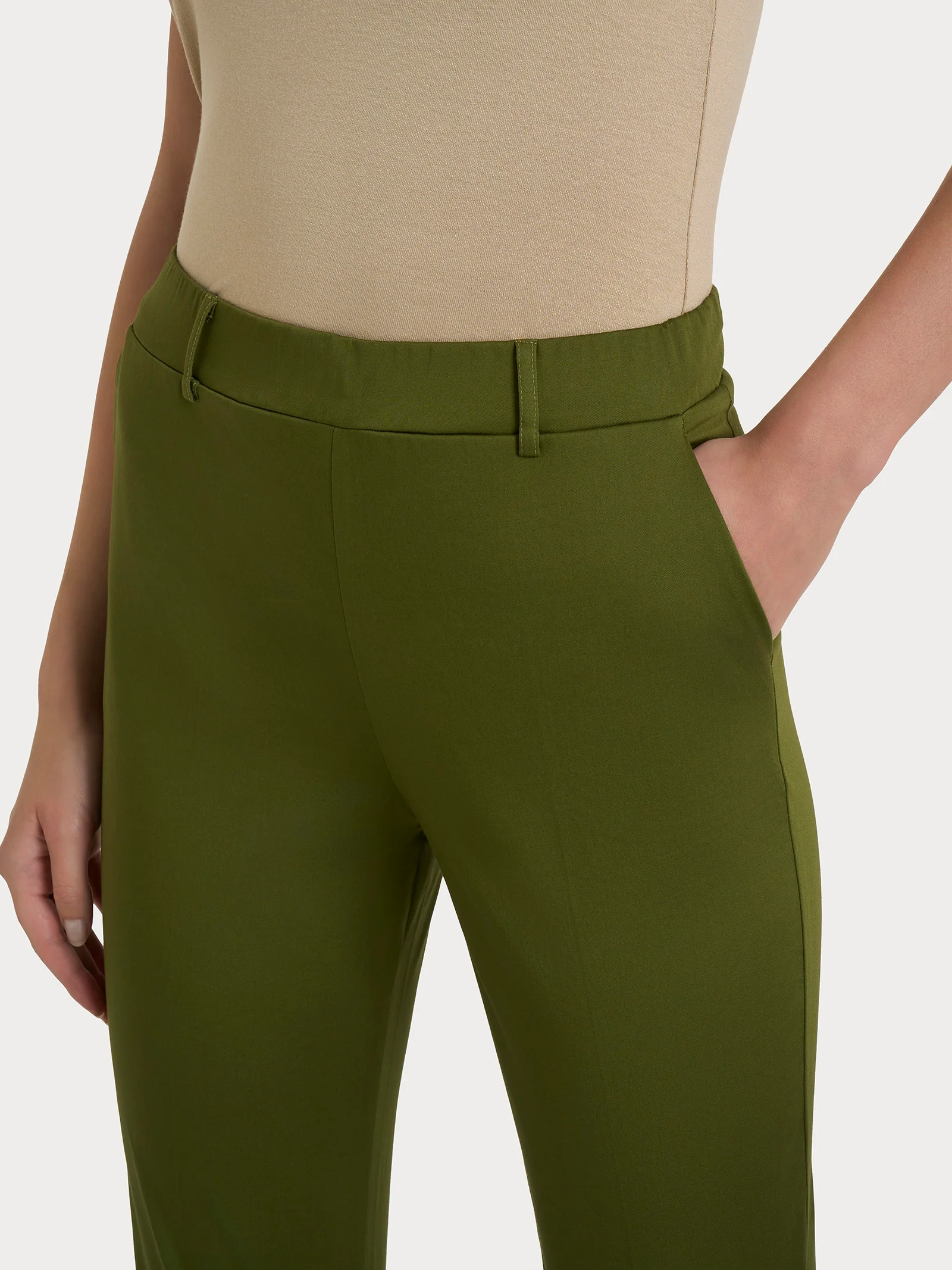 Pantalone dritto con tasche in Satin Power - Sphagnum - Image 3