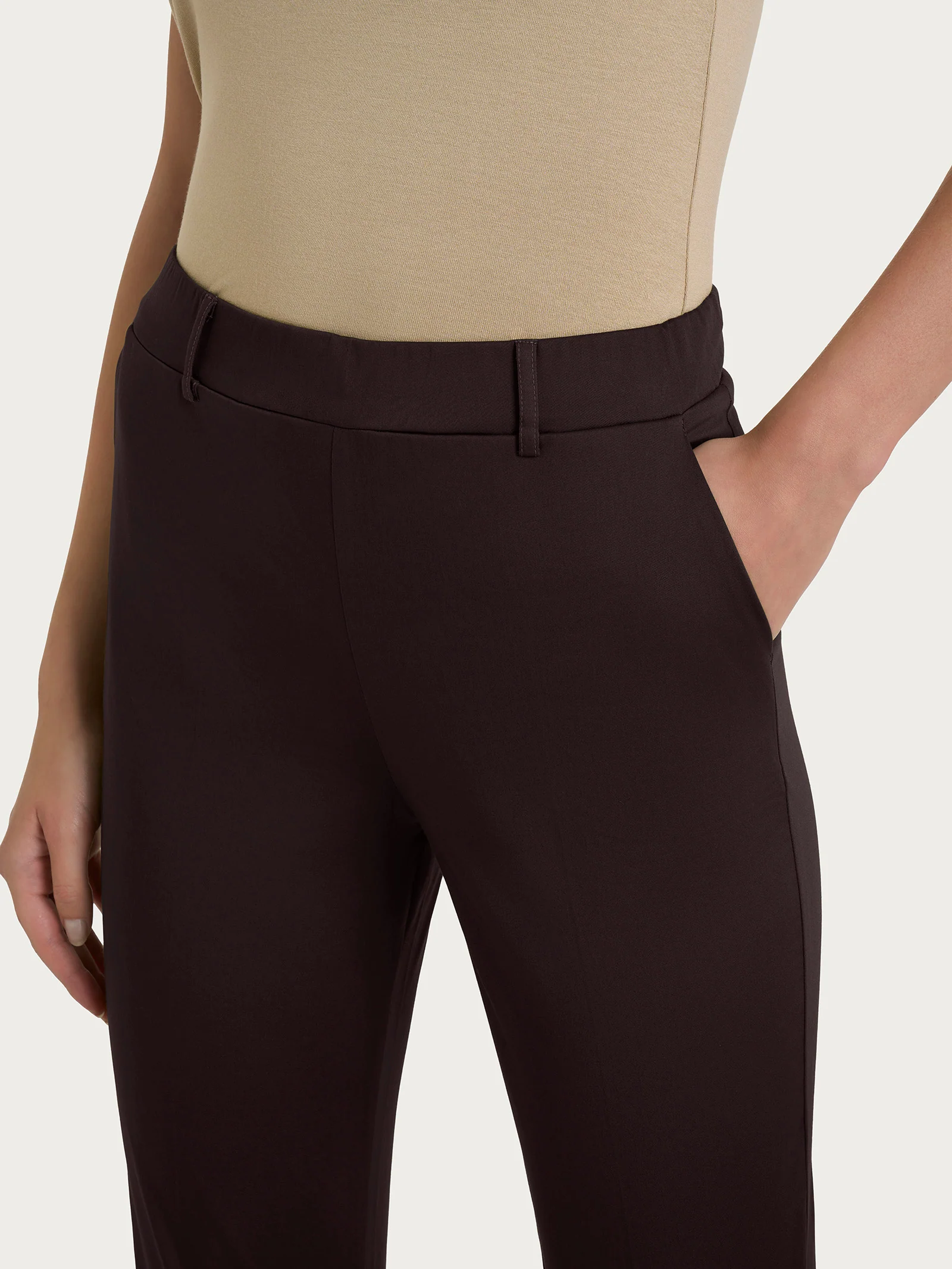 Pantalone dritto con tasche in Satin Power - Chocolate Torte - Image 3