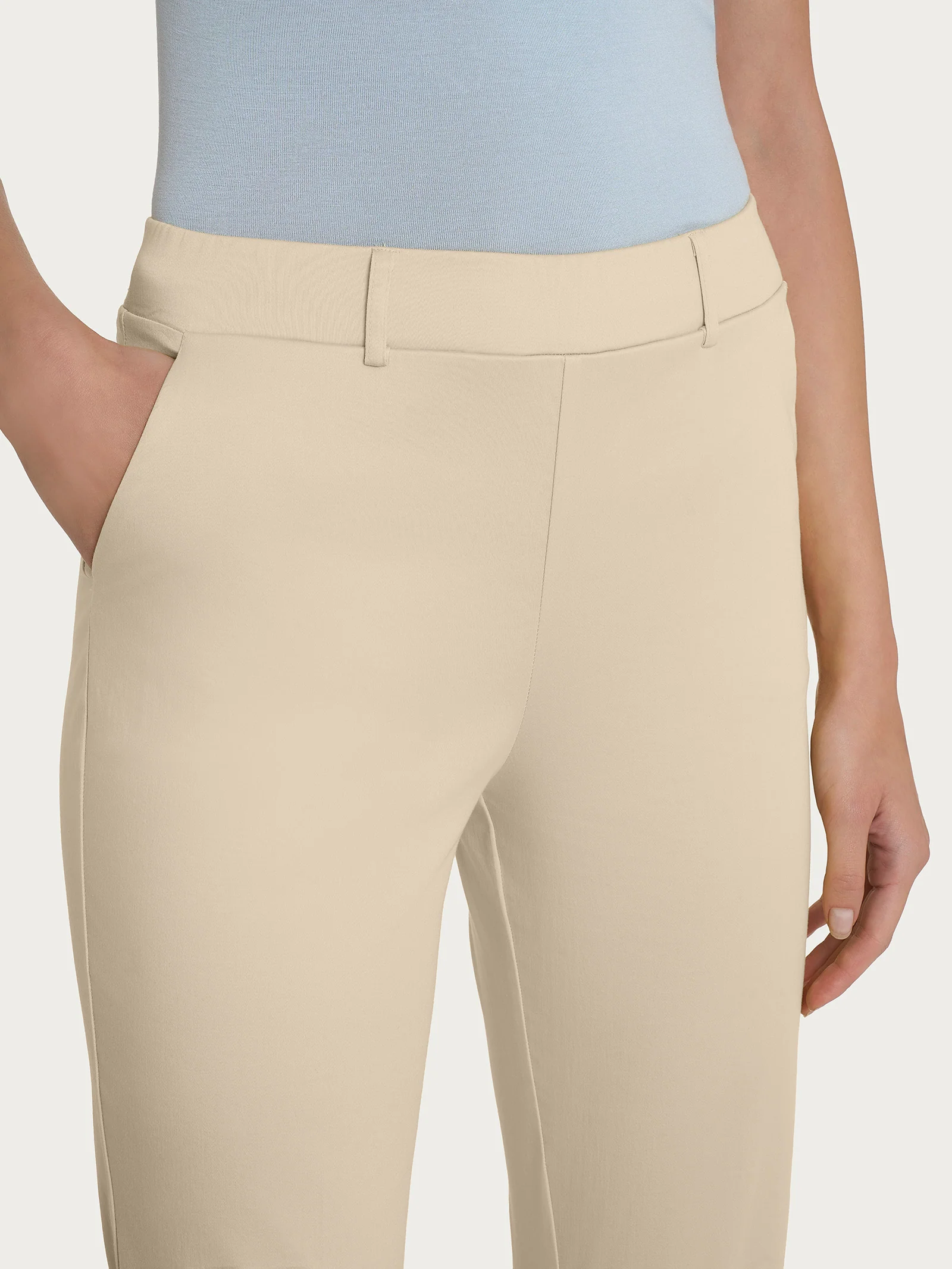 Pantalone dritto con tasche in Satin Power - Wood Ash - Image 3