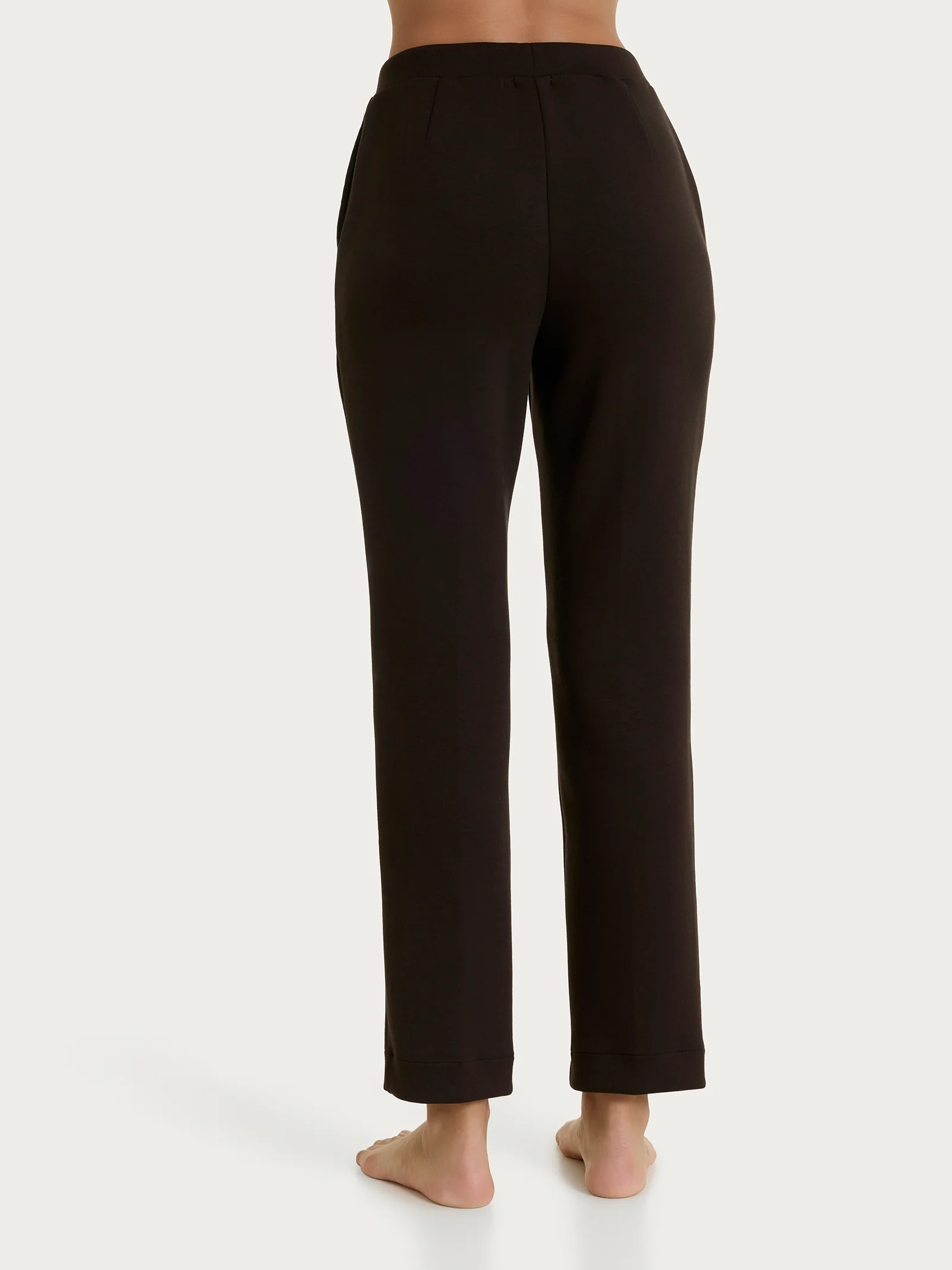 Pantalone dritto con tasche in Scuba - Chocolate Torte - Image 2