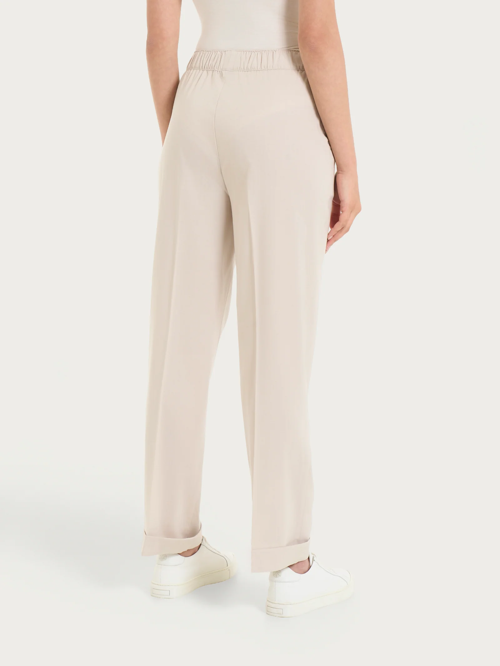 Pantalone dritto con tasche in Super Natural - Champignon - Image 2