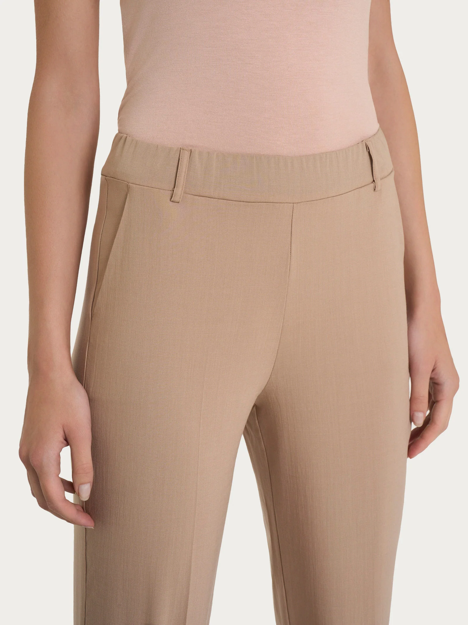 Pantalone dritto con tasche in Super Natural - Warm Taupe - Image 7