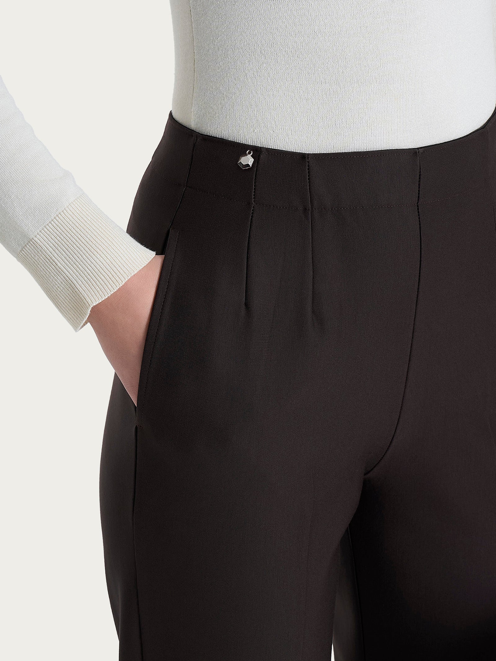 Pantalone dritto con tasche in tessuto Compact - Chocolate Torte - Image 5