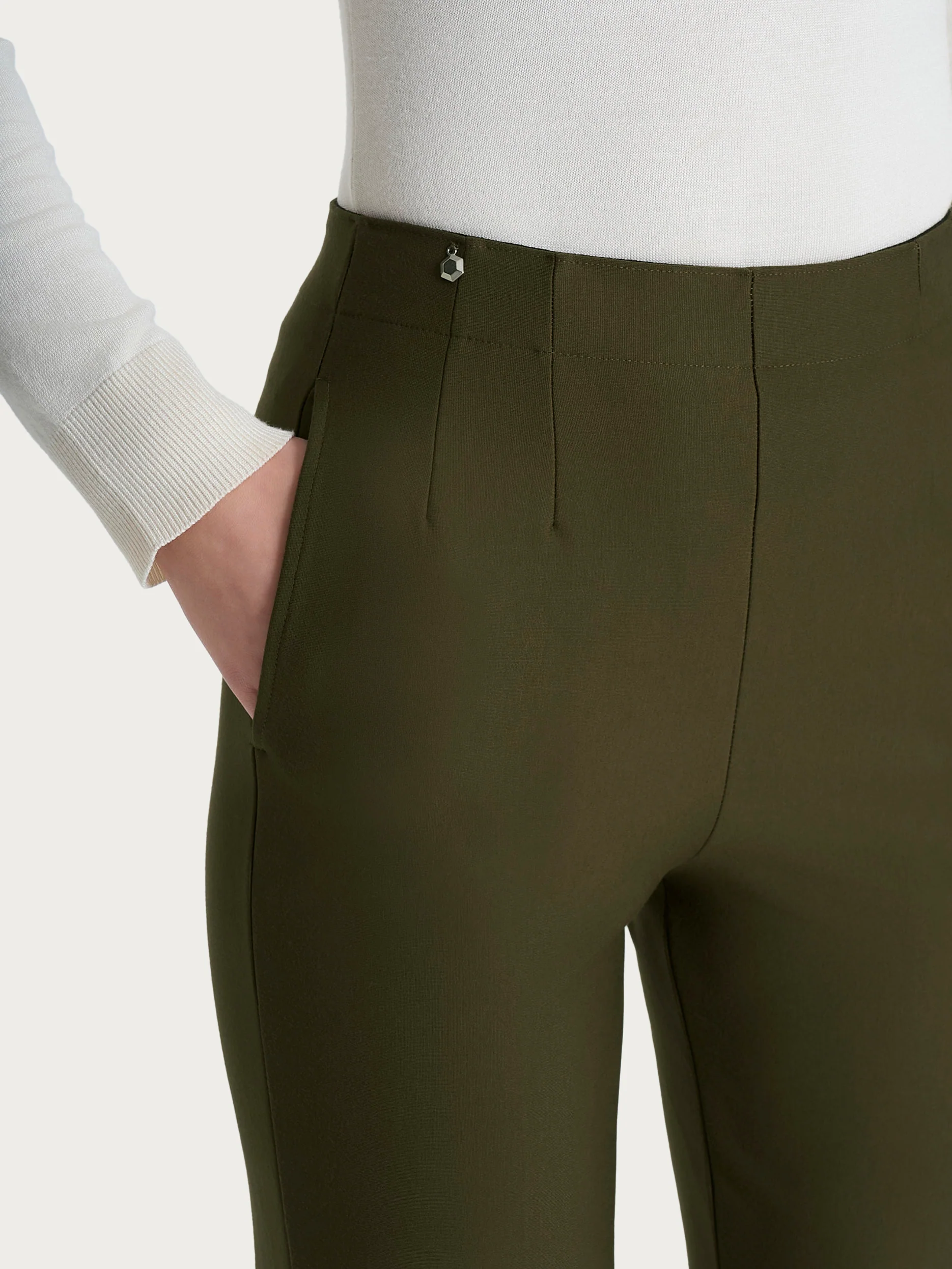 Pantalone dritto con tasche in tessuto Compact - Dark Olive - Image 5