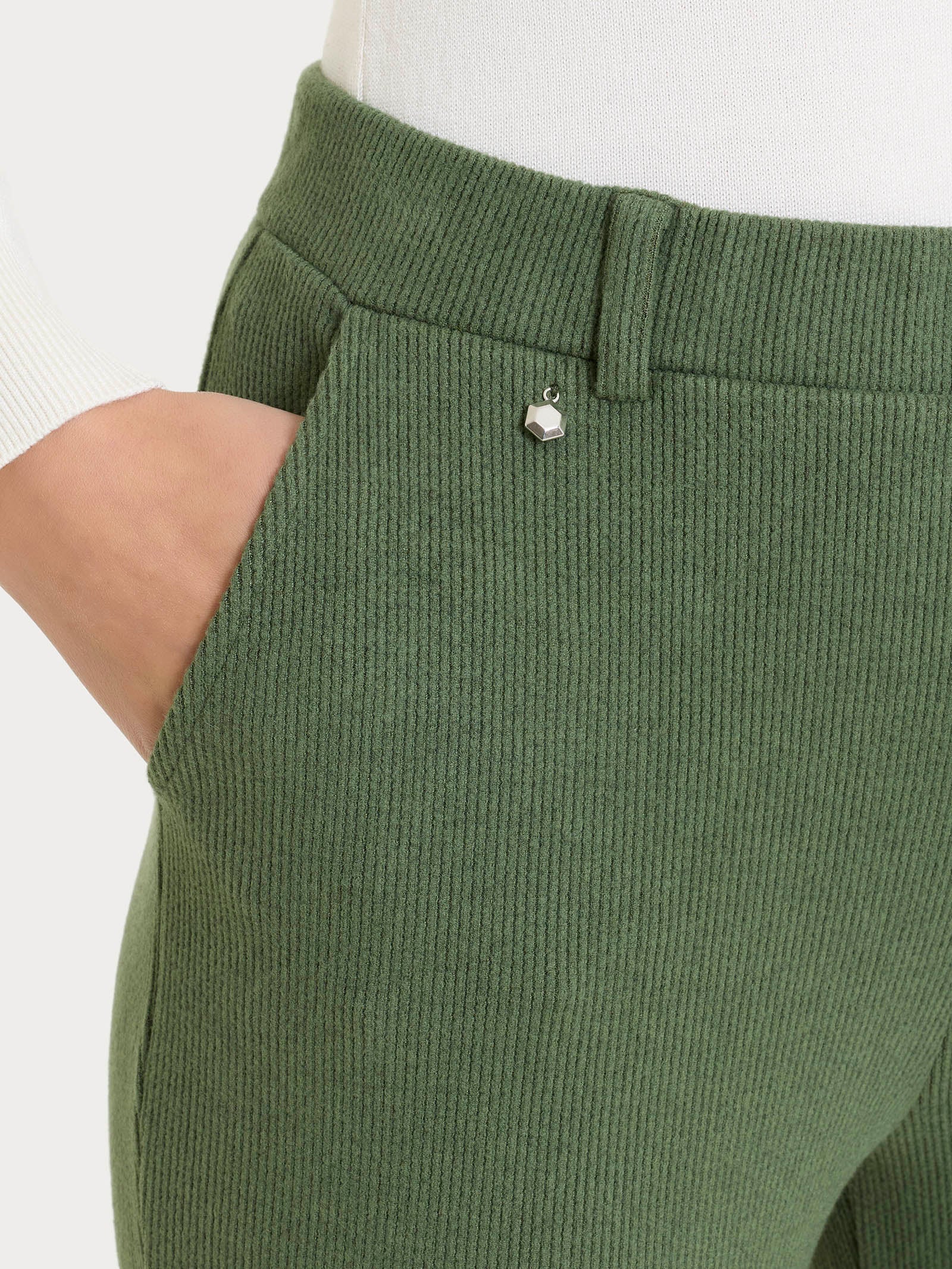 Pantalone dritto con tasche in Velvet - Bronze Green - Image 3
