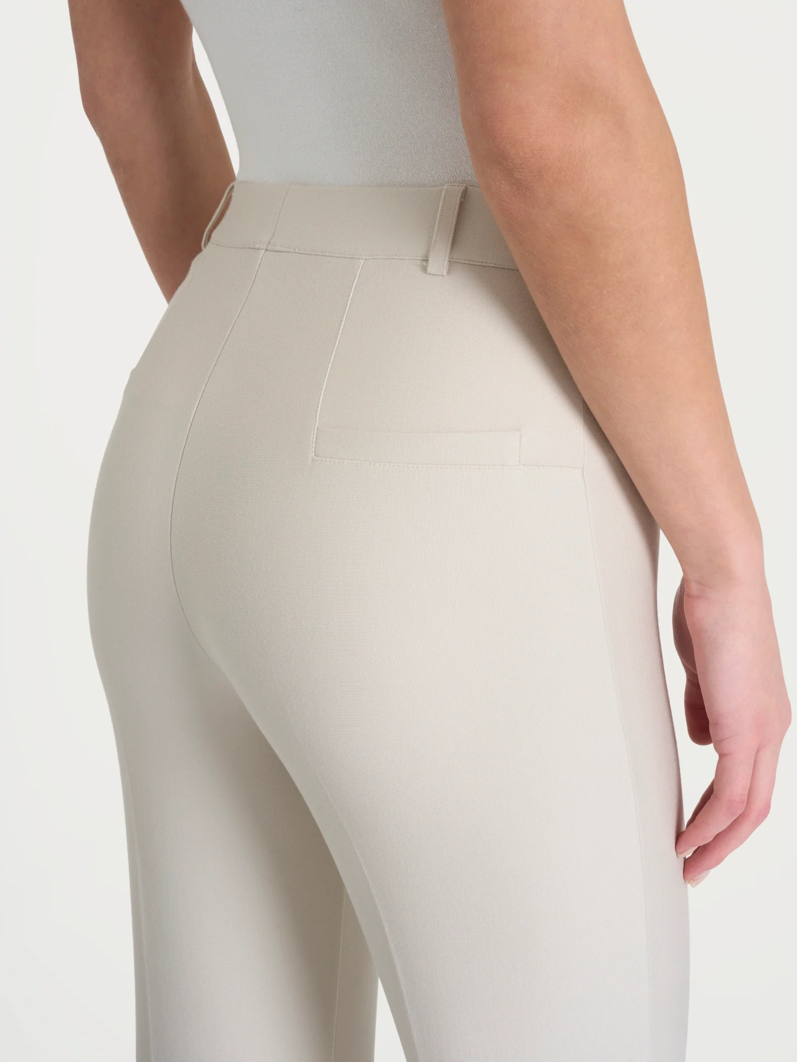 Pantalone flare alla caviglia in Compact - Champignon - Image 3