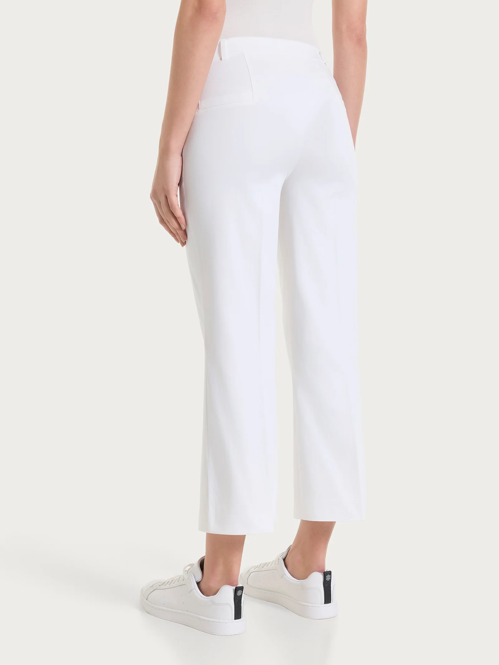 Pantalone flare alla caviglia in Satin Power - Bianco - Image 2
