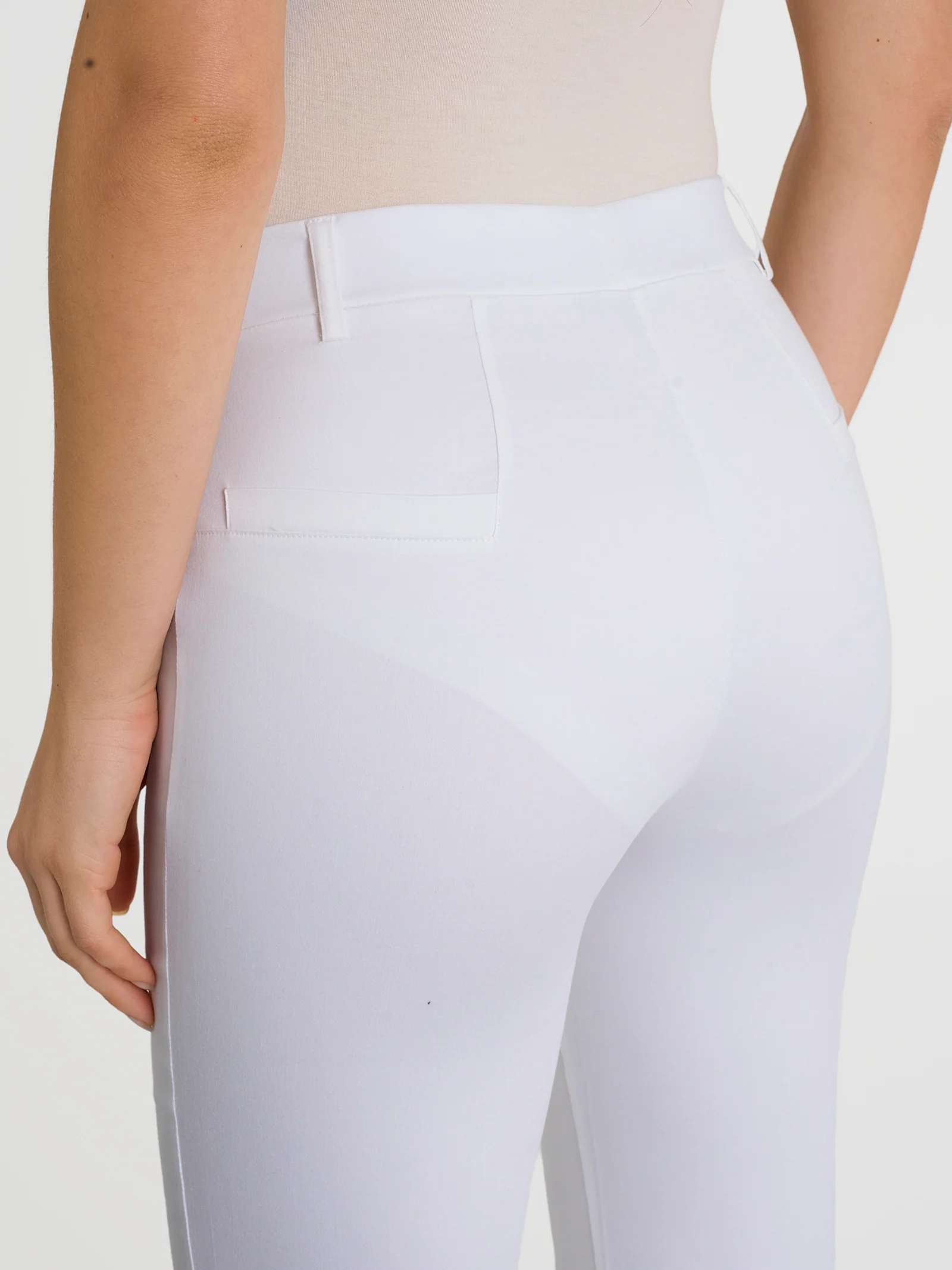 Pantalone flare alla caviglia in Satin Power - Bianco - Image 3