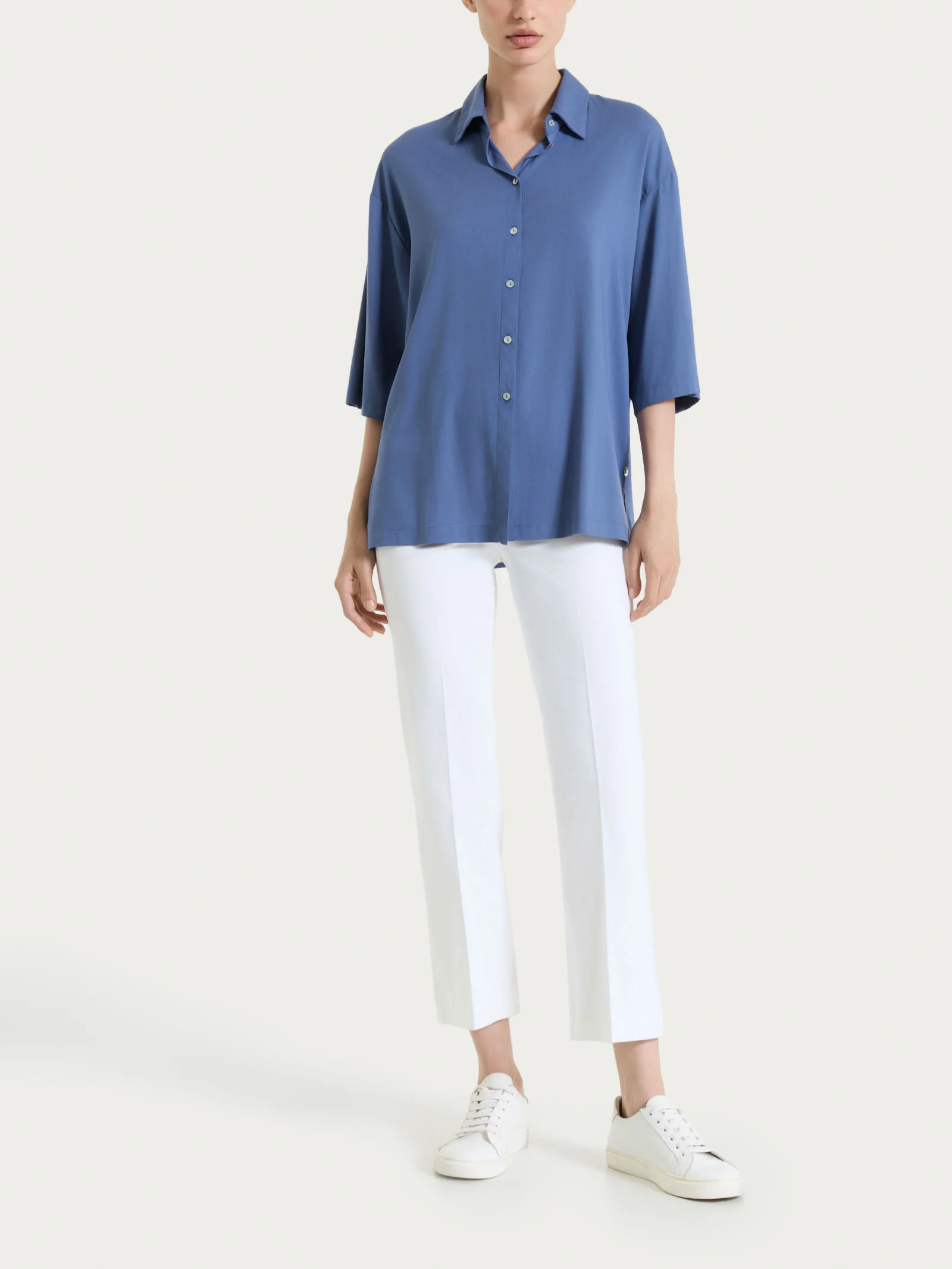 Pantalone flare alla caviglia in Satin Power - Bianco - Image 5