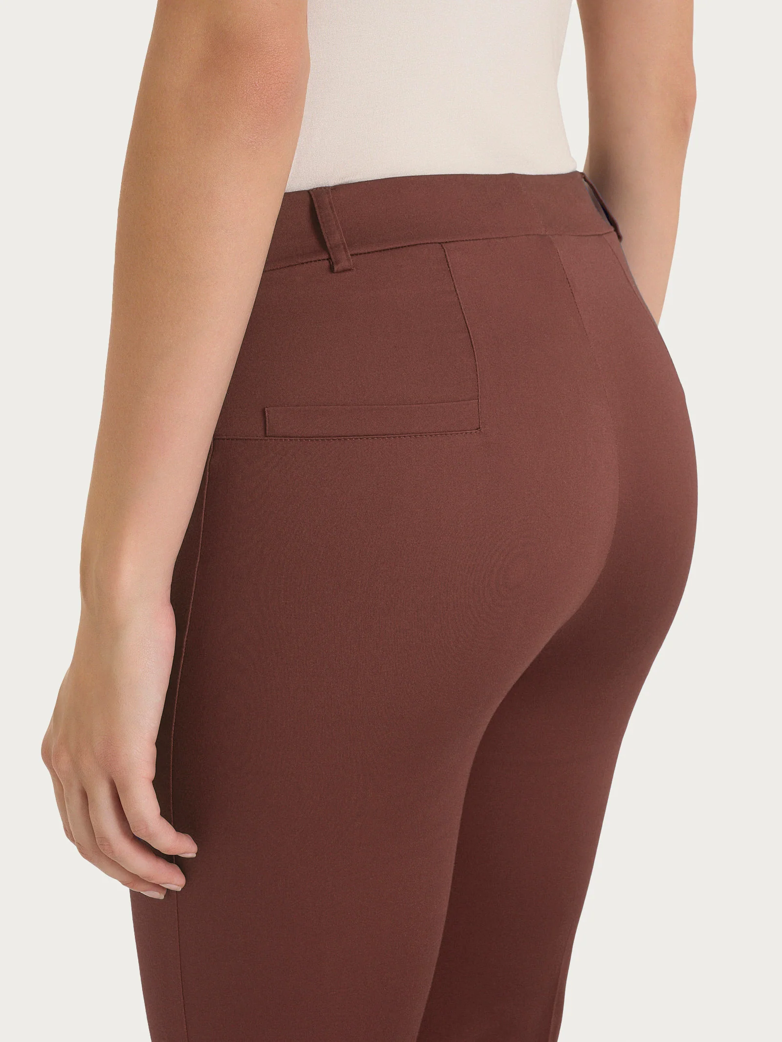 Pantalone flare alla caviglia in Satin Power - Cappuccino - Image 3