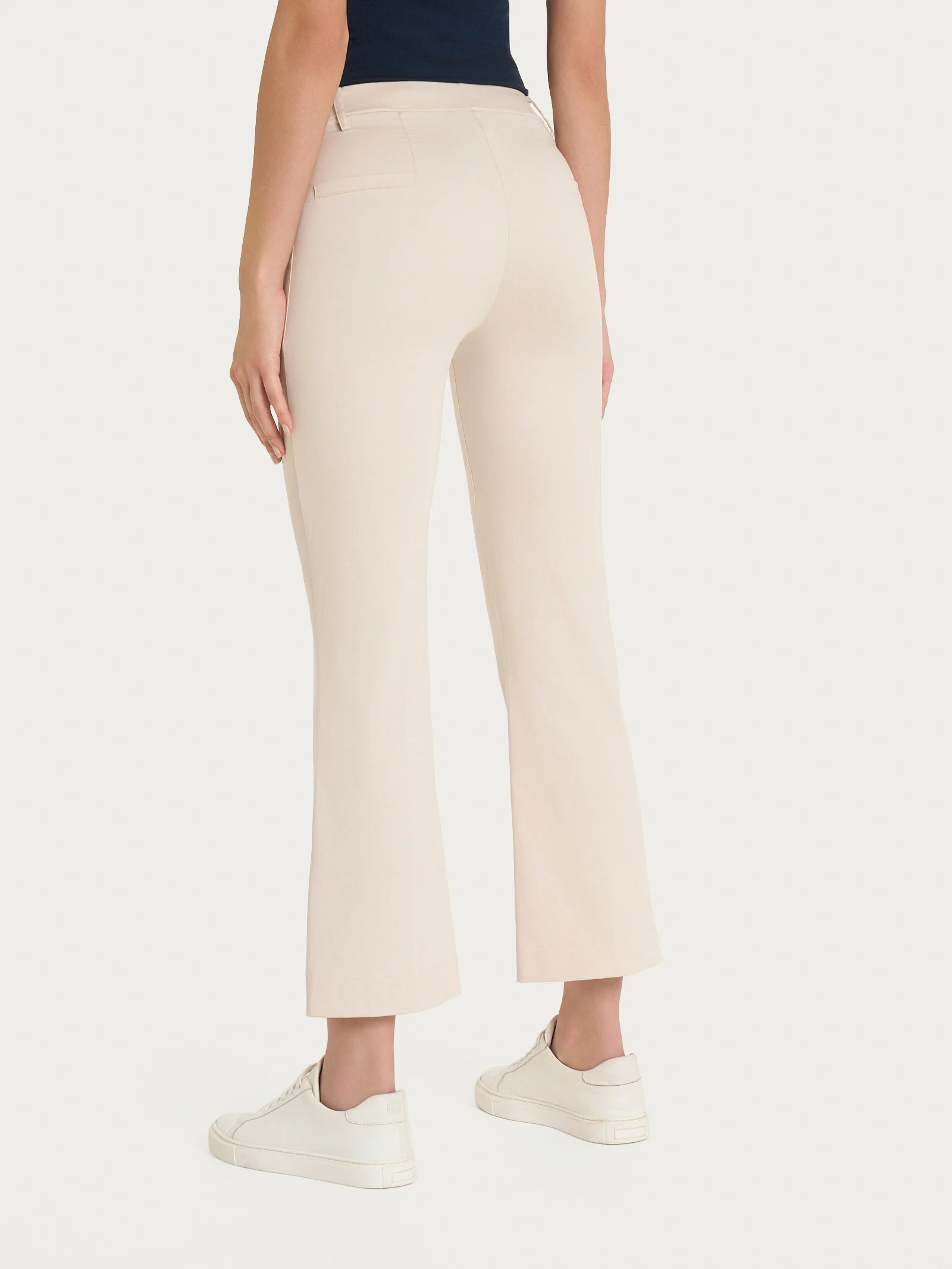 Pantalone flare alla caviglia in Satin Power - Champignon - Image 2