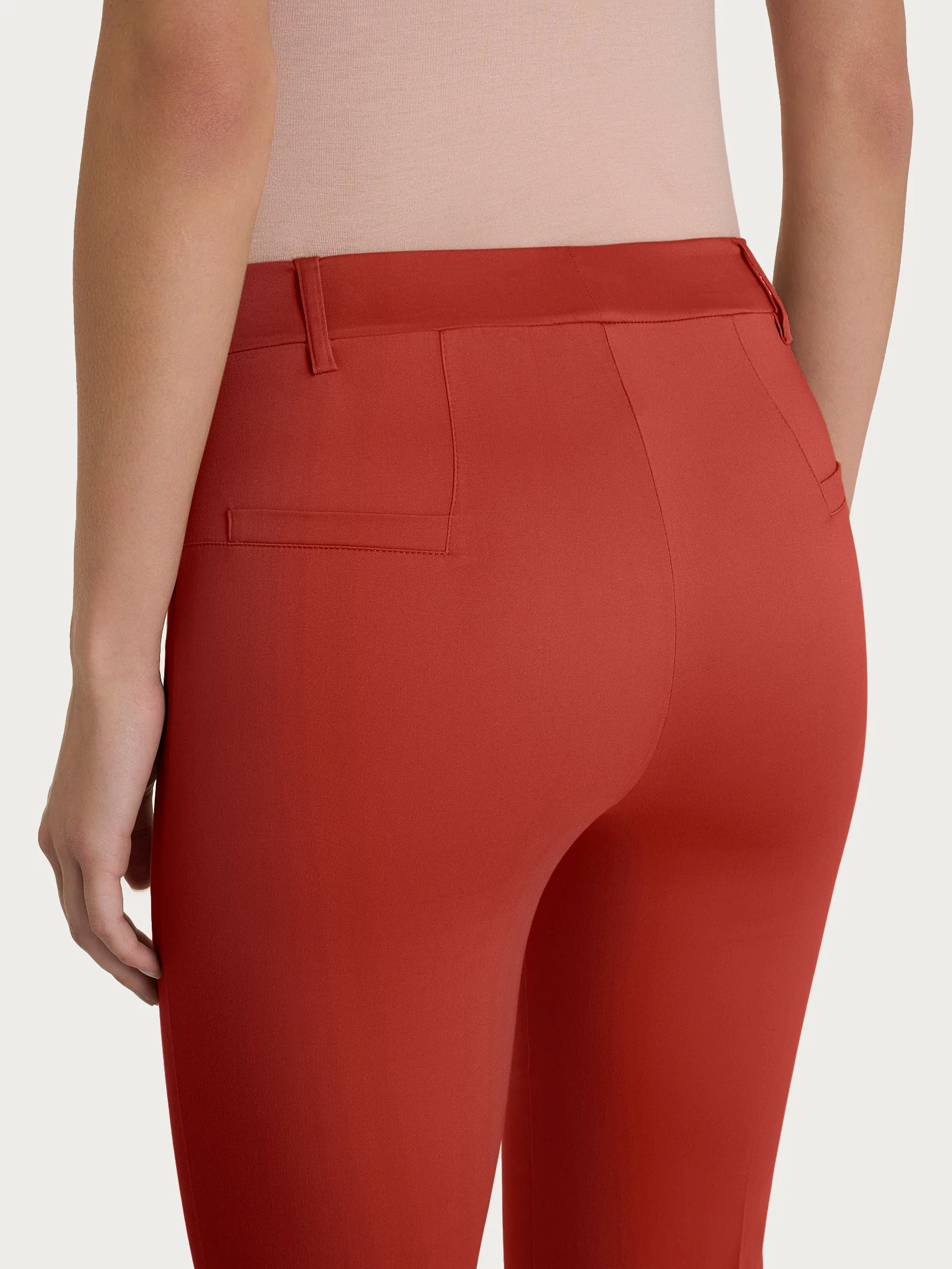 Pantalone flare alla caviglia in Satin Power - Red Ochre - Image 3