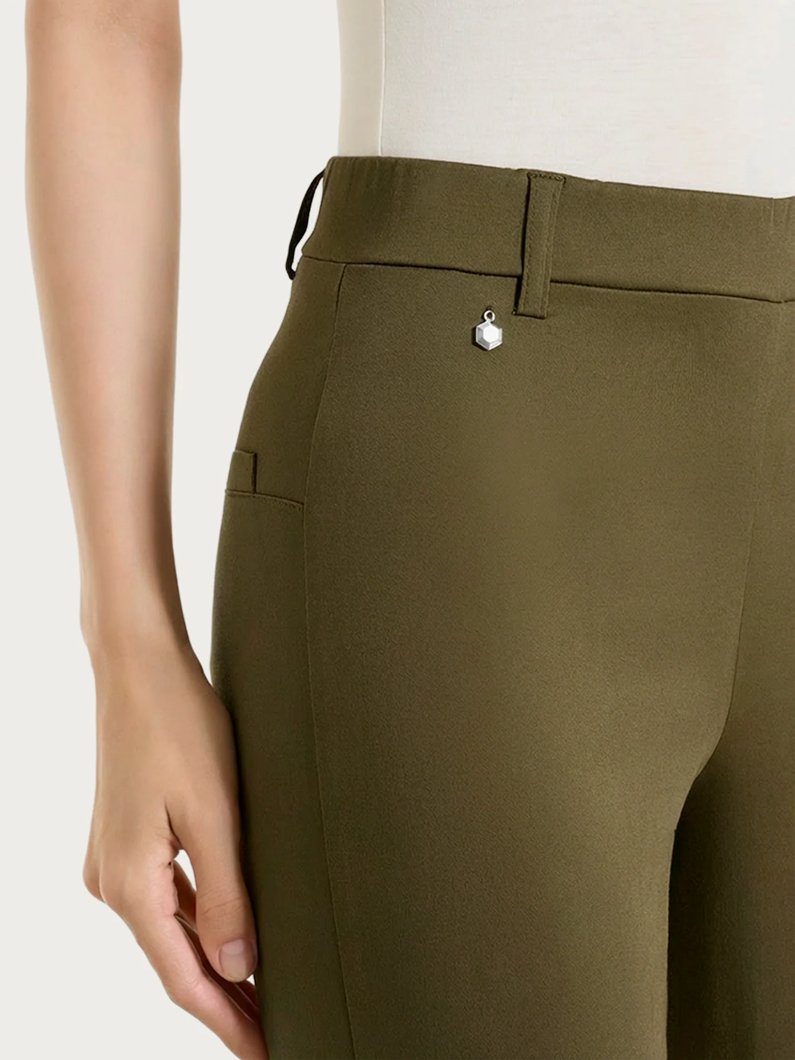 Pantalone flare alla caviglia in Satin Power - Dark Olive - Image 3