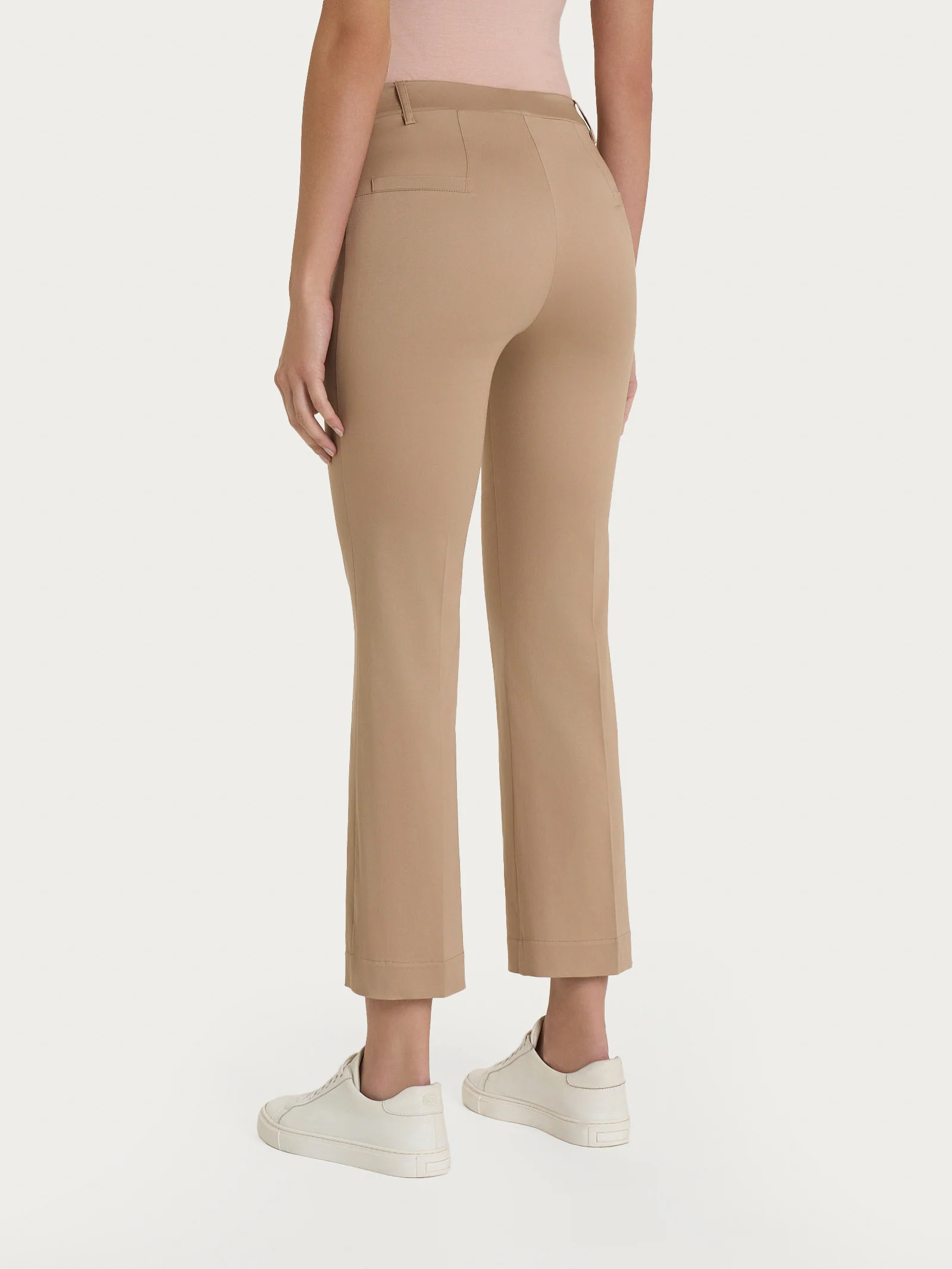 Pantalone flare alla caviglia in Satin Power - Warm Taupe - Image 2