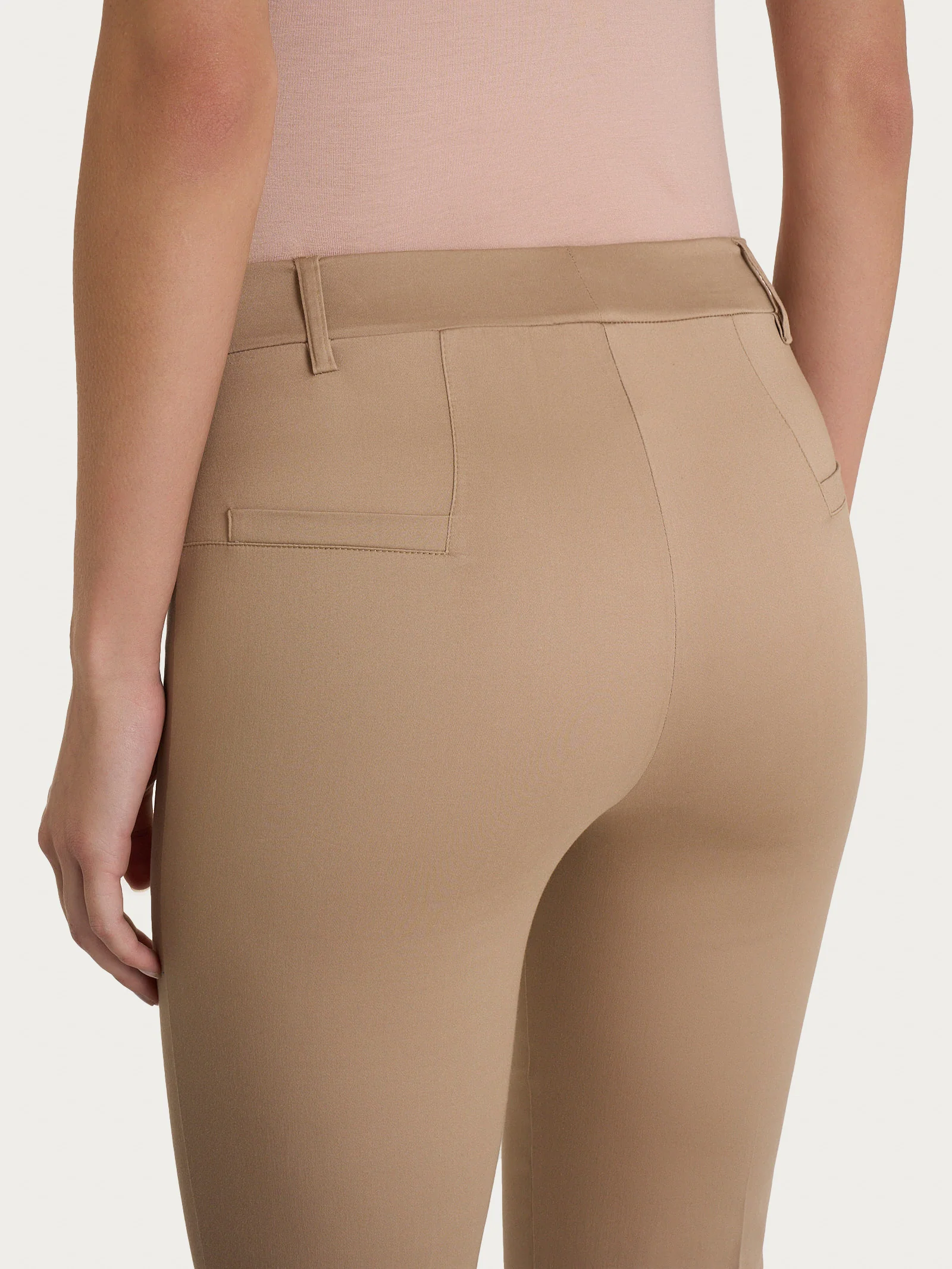 Pantalone flare alla caviglia in Satin Power - Warm Taupe - Image 3