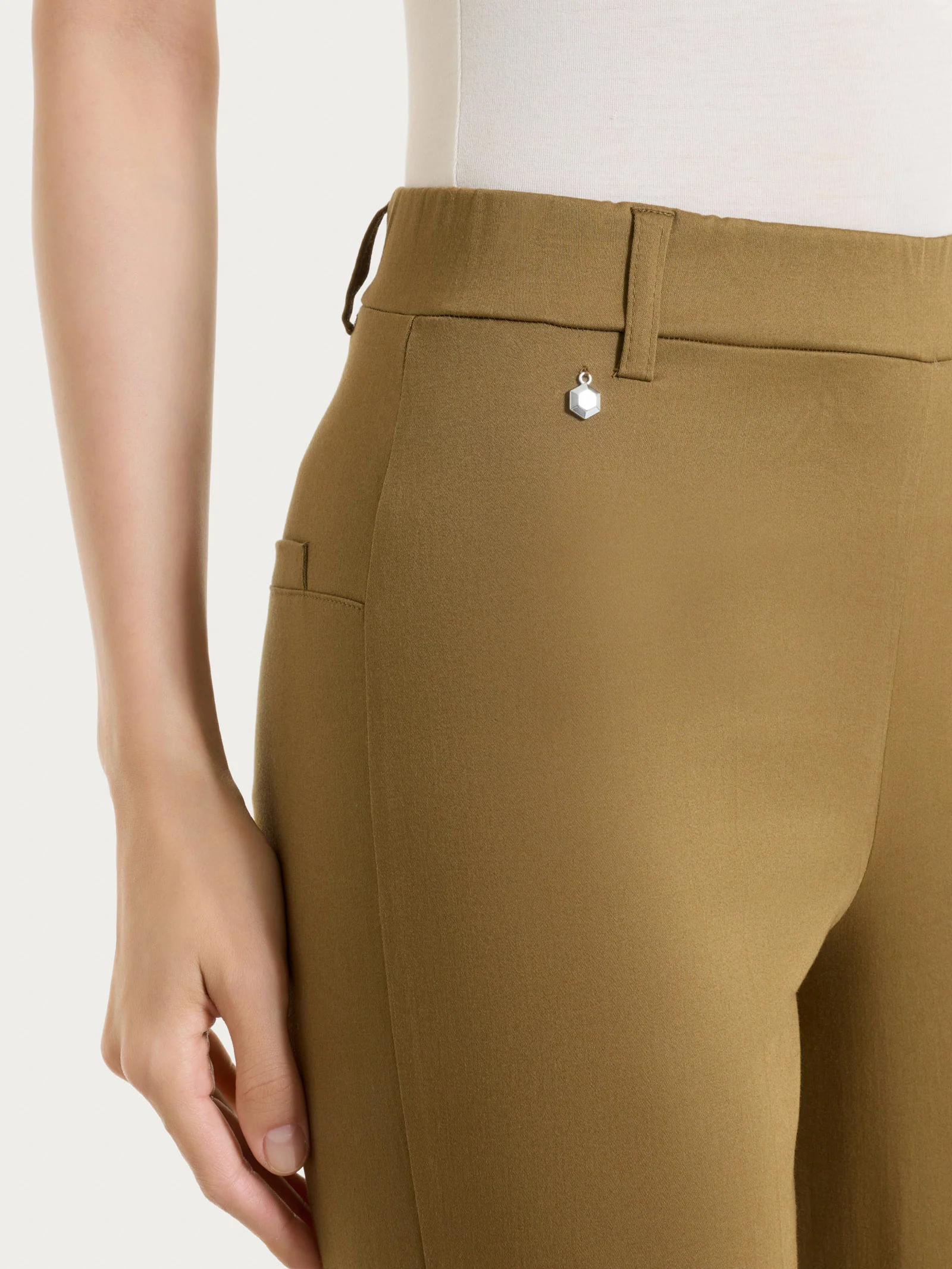 Pantalone flare alla caviglia in Satin Power - Dull Gold - Image 3