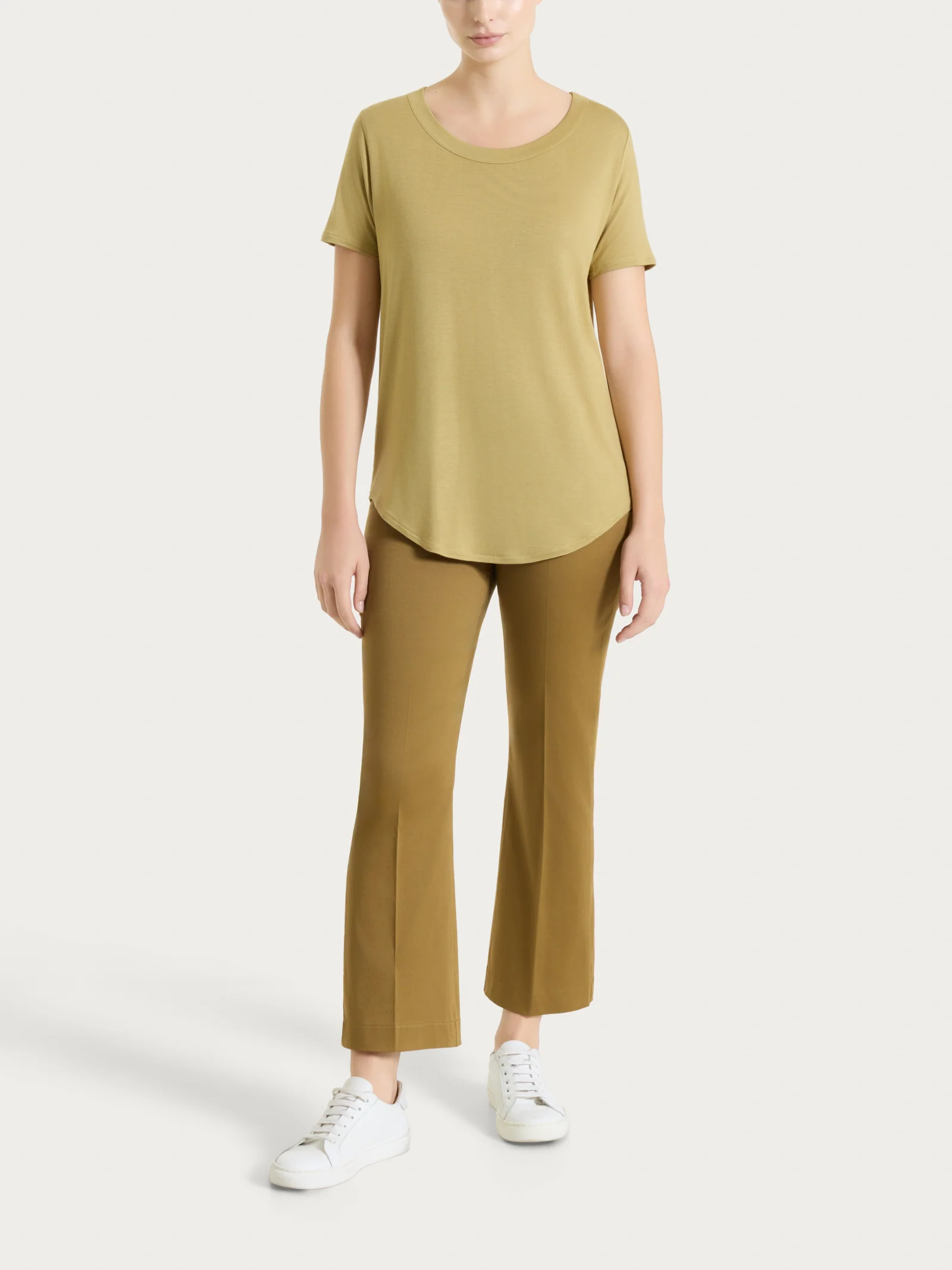 Pantalone flare alla caviglia in Satin Power - Dull Gold - Image 4