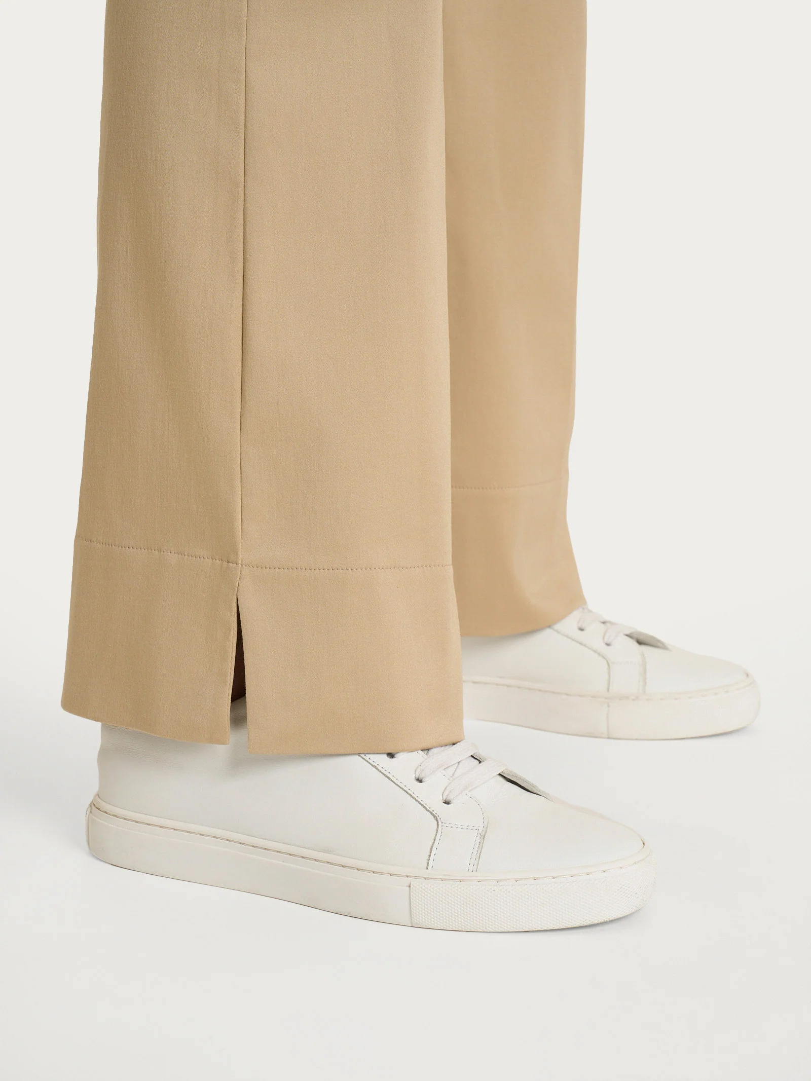 Pantalone flare con spacchetti in Satin Power - Irish Cream - Image 3