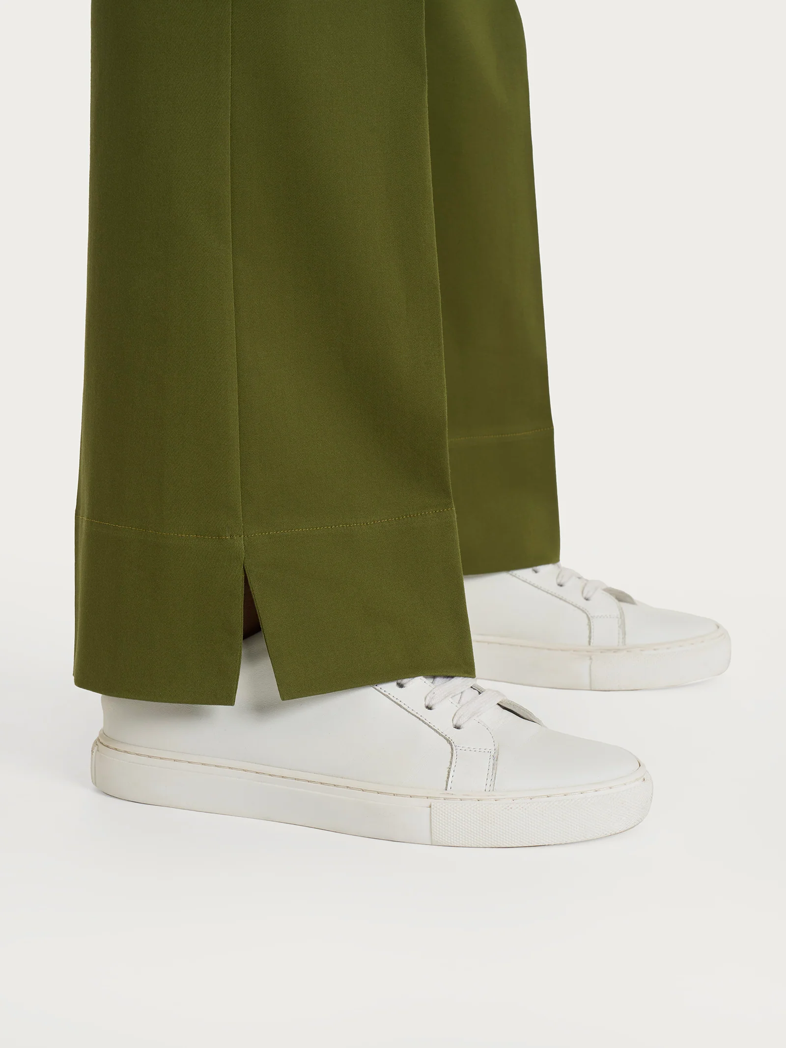 Pantalone flare con spacchetti in Satin Power - Sphagnum - Image 3