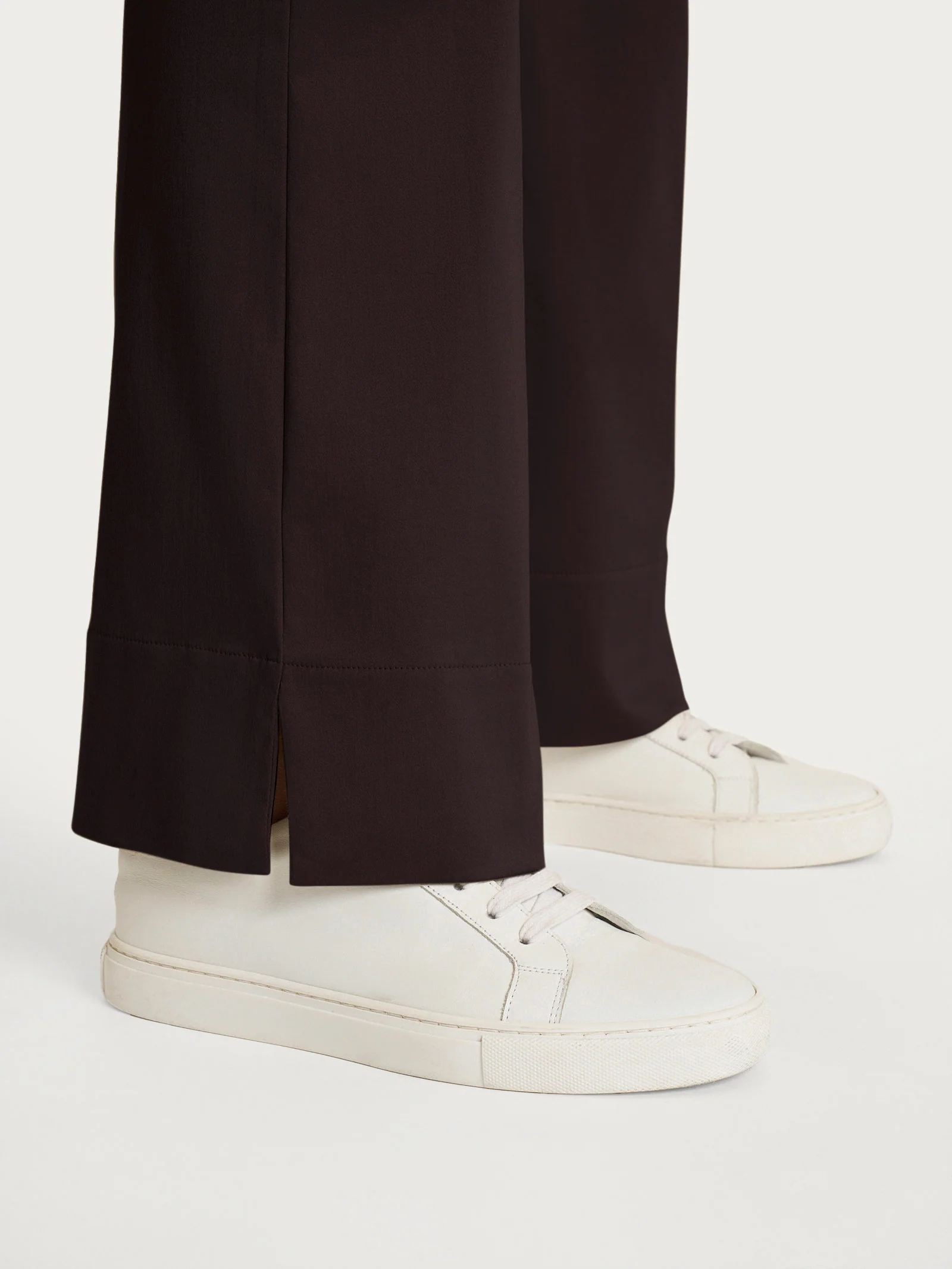 Pantalone flare con spacchetti in Satin Power - Chocolate Torte - Image 3