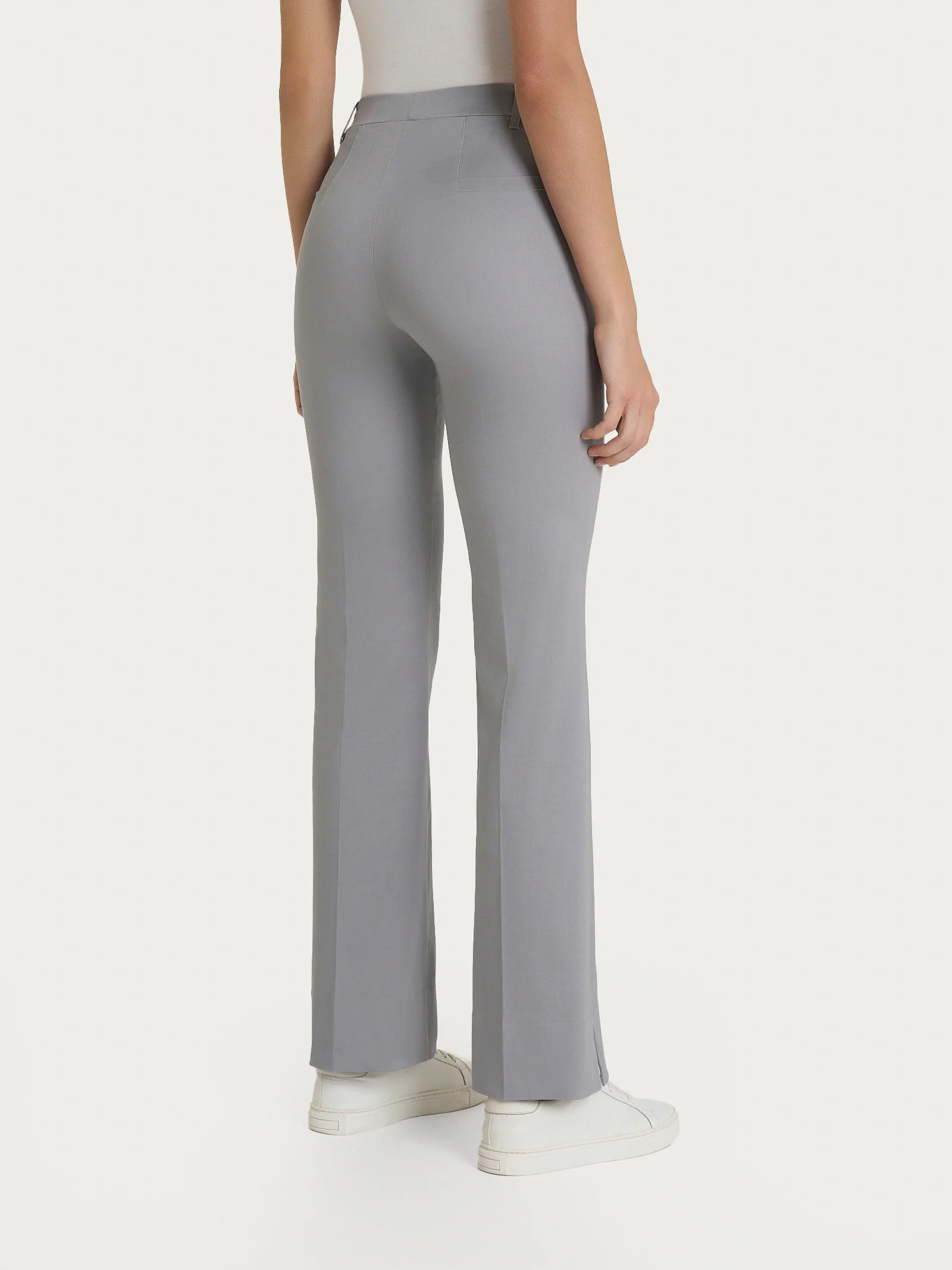 Pantalone flare con spacchetti in Satin Power - Ultimate Gray - Image 2