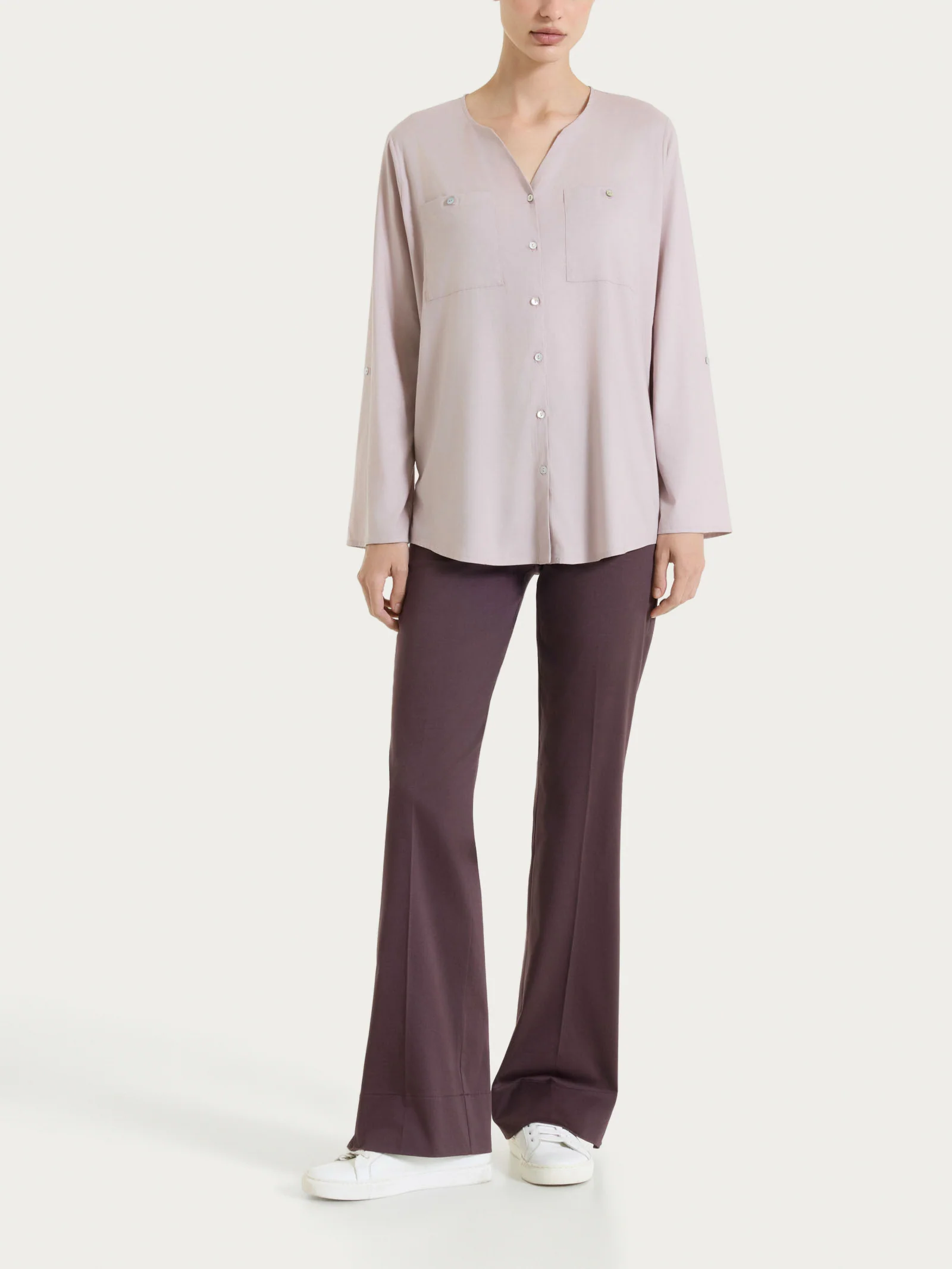 Pantalone flare con spacchetti in Satin Power - Raisin - Image 5