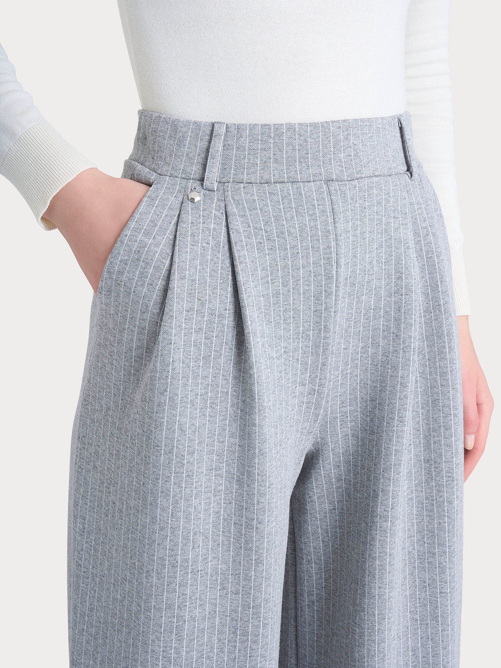 Pantalone gessato a palazzo con tasche e pinces in Eco Jacquard - Fant.Grigio Mel. - Image 3