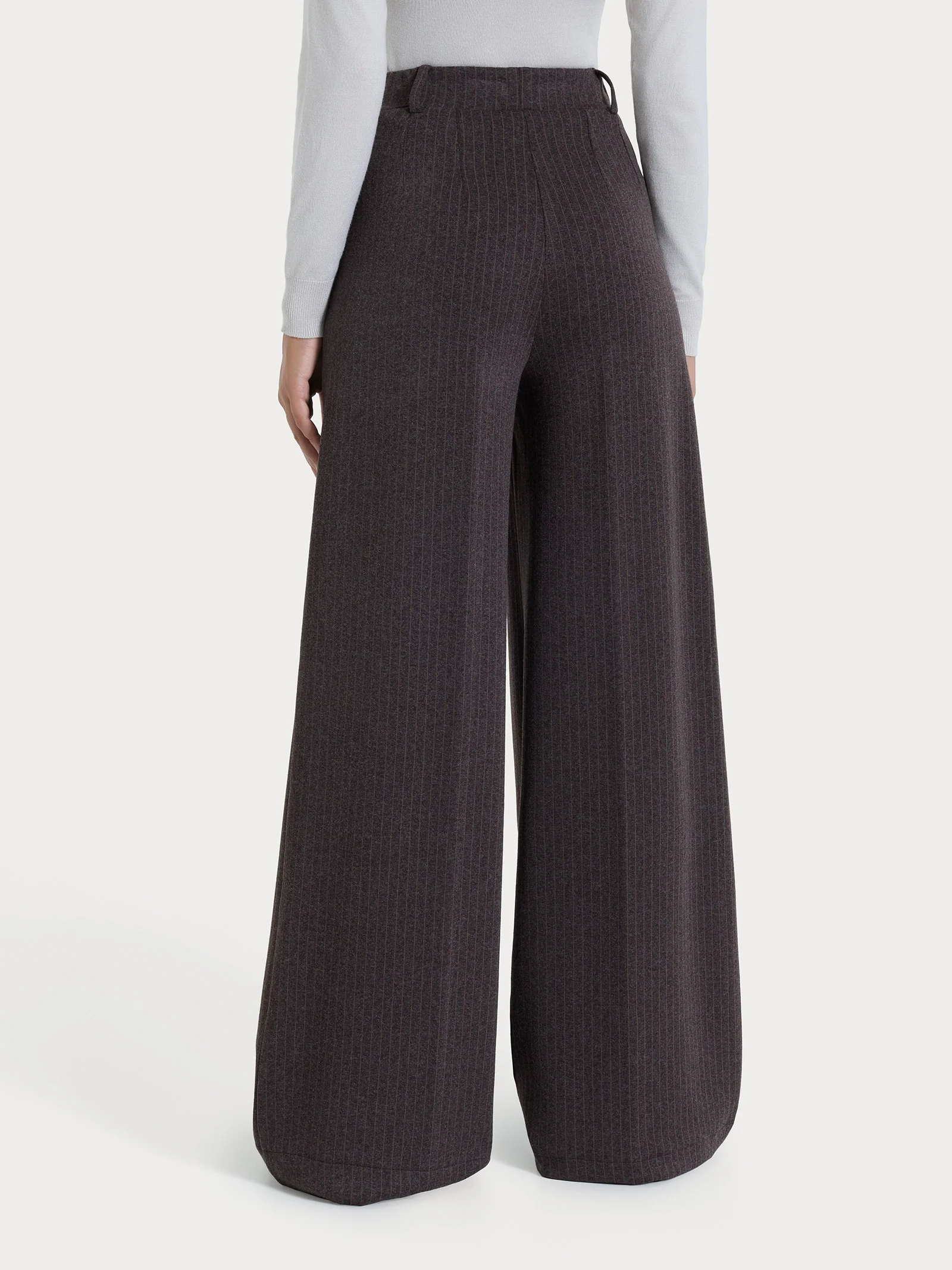 Pantalone gessato a palazzo con tasche e pinces in Eco Jacquard - Fant. Chocolate Torte Mel. - Image 2