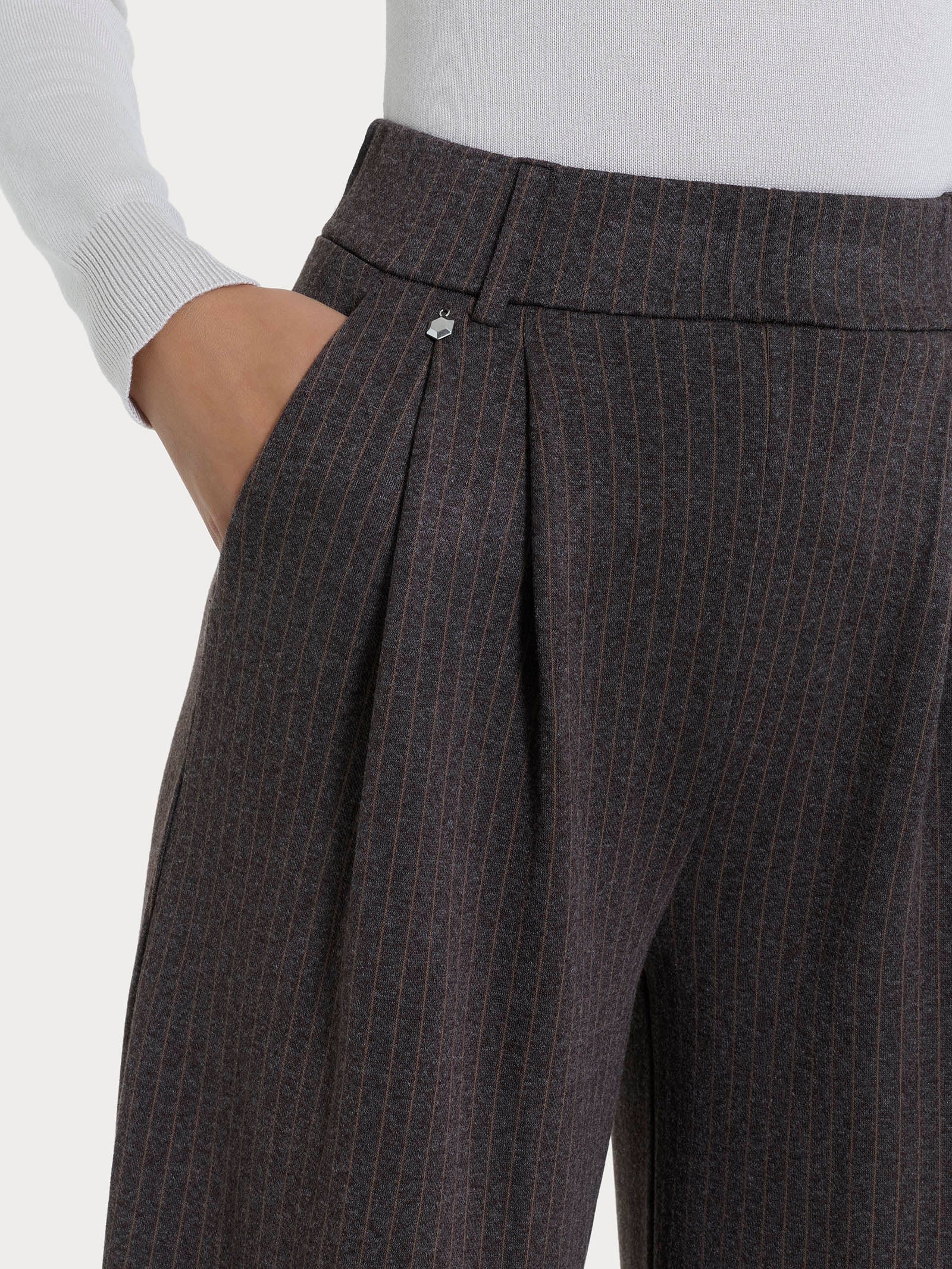 Pantalone gessato a palazzo con tasche e pinces in Eco Jacquard - Fant. Chocolate Torte Mel. - Image 3