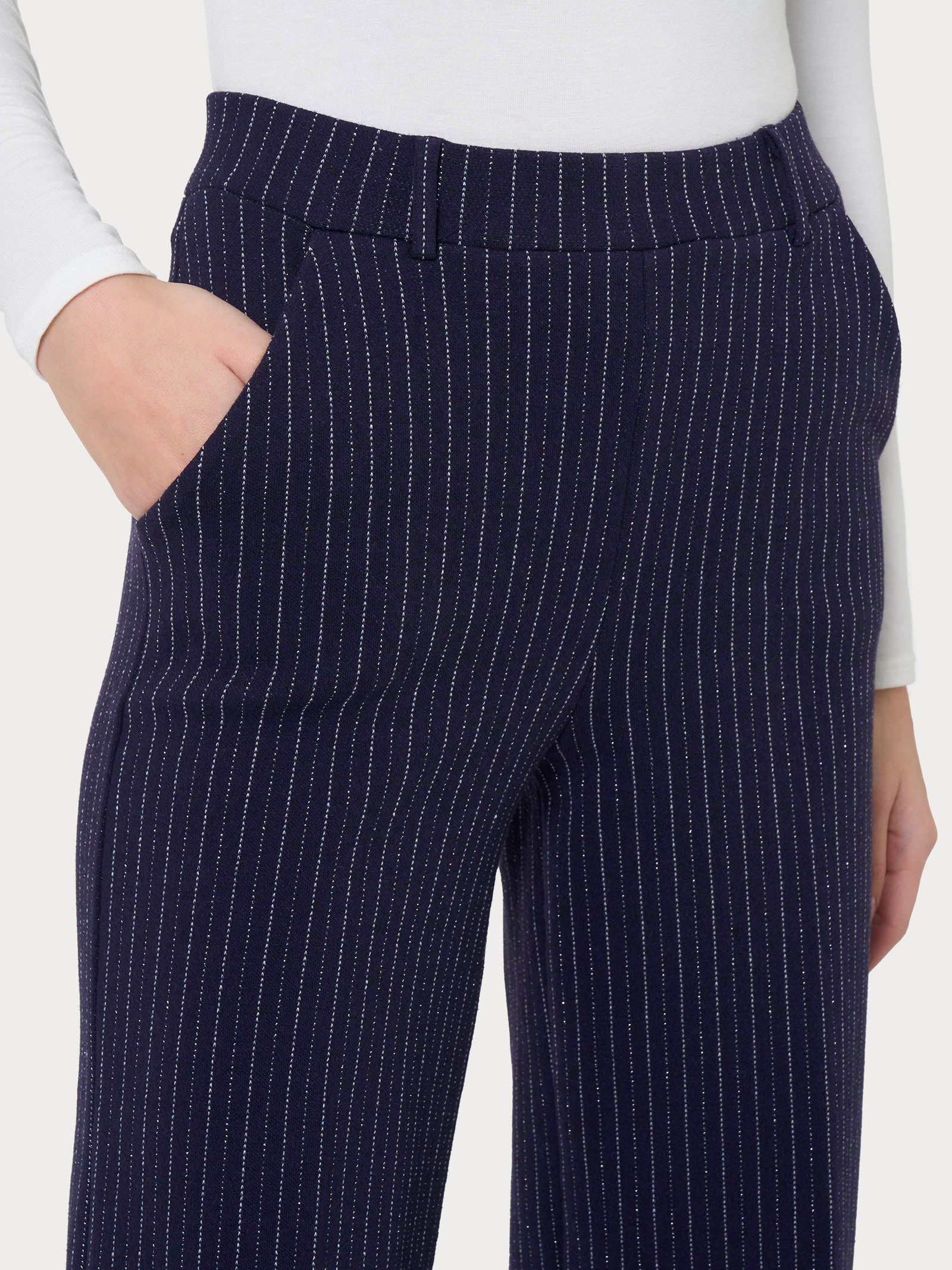Pantalone gessato a palazzo con tasche in tessuto Eco Jacquard - Fant.Bleu - Image 3