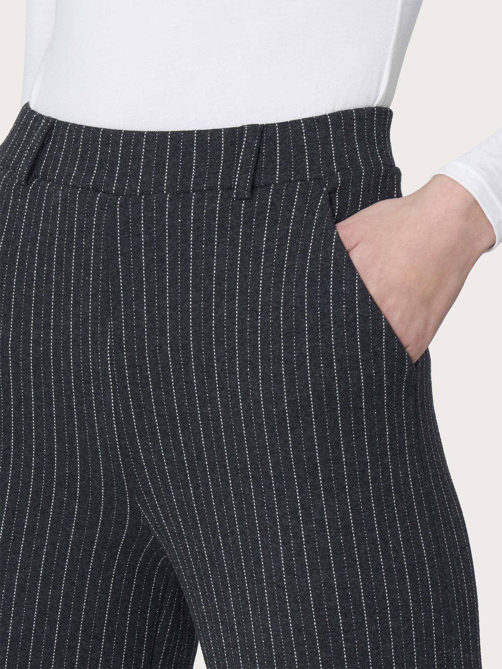 Pantalone gessato a palazzo con tasche in tessuto Eco Jacquard - Fant.Oscuro Mel - Image 3