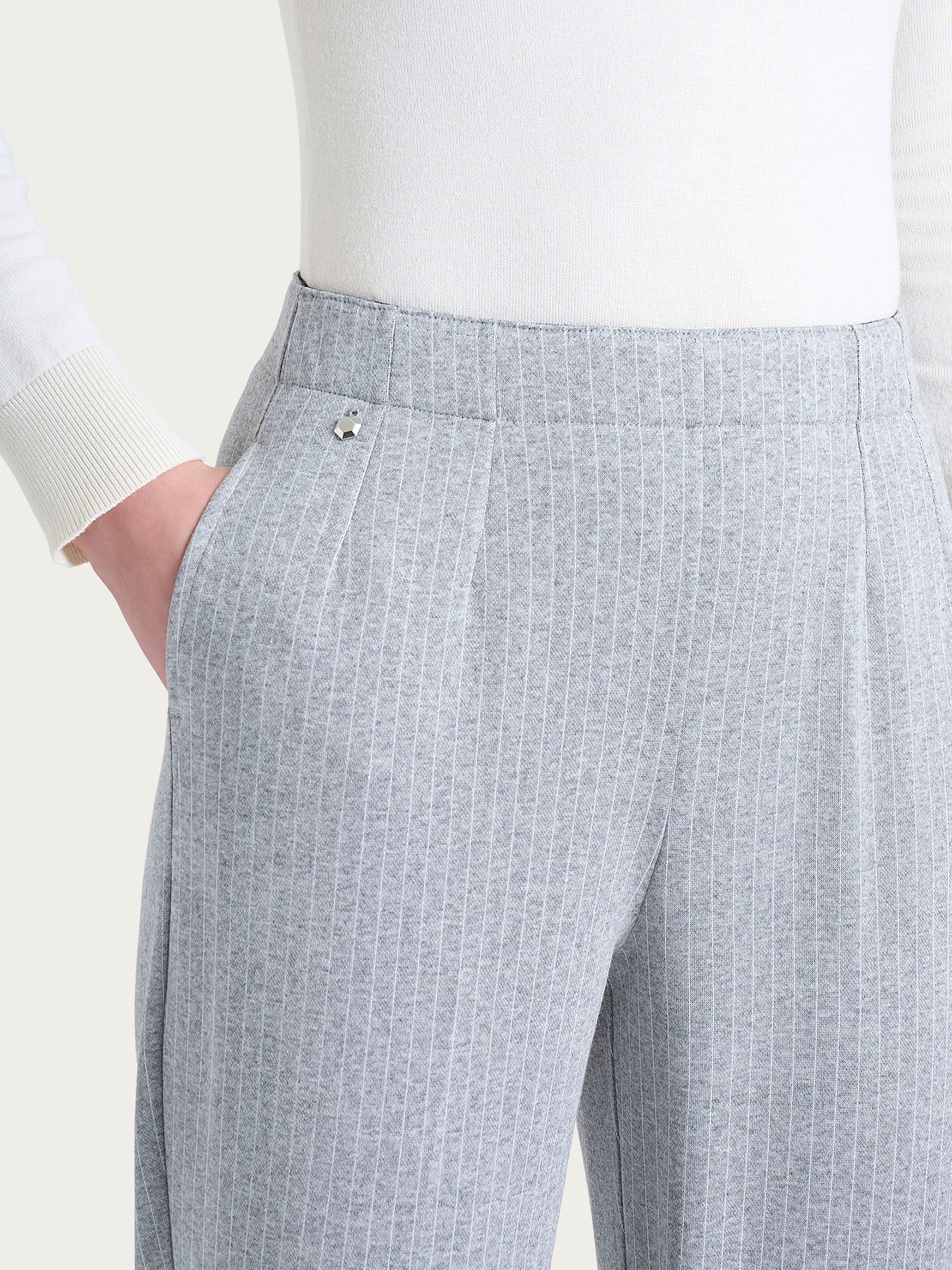 Pantalone gessato a sigaretta con spacchetti in Eco Jacquard - Fant.Grigio Mel. - Image 5