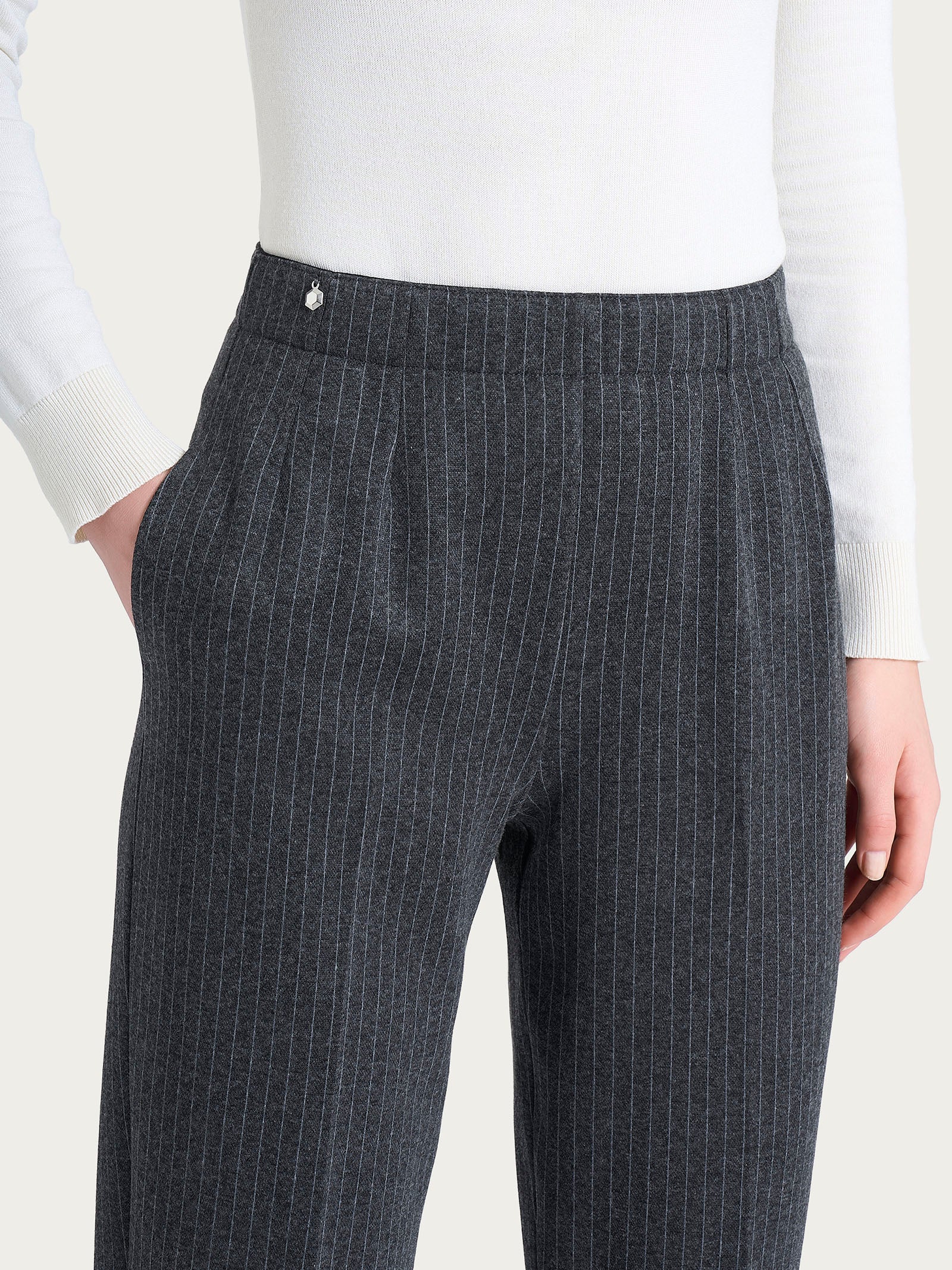 Pantalone gessato a sigaretta con spacchetti in Eco Jacquard - Fant.Oscuro Mel - Image 5