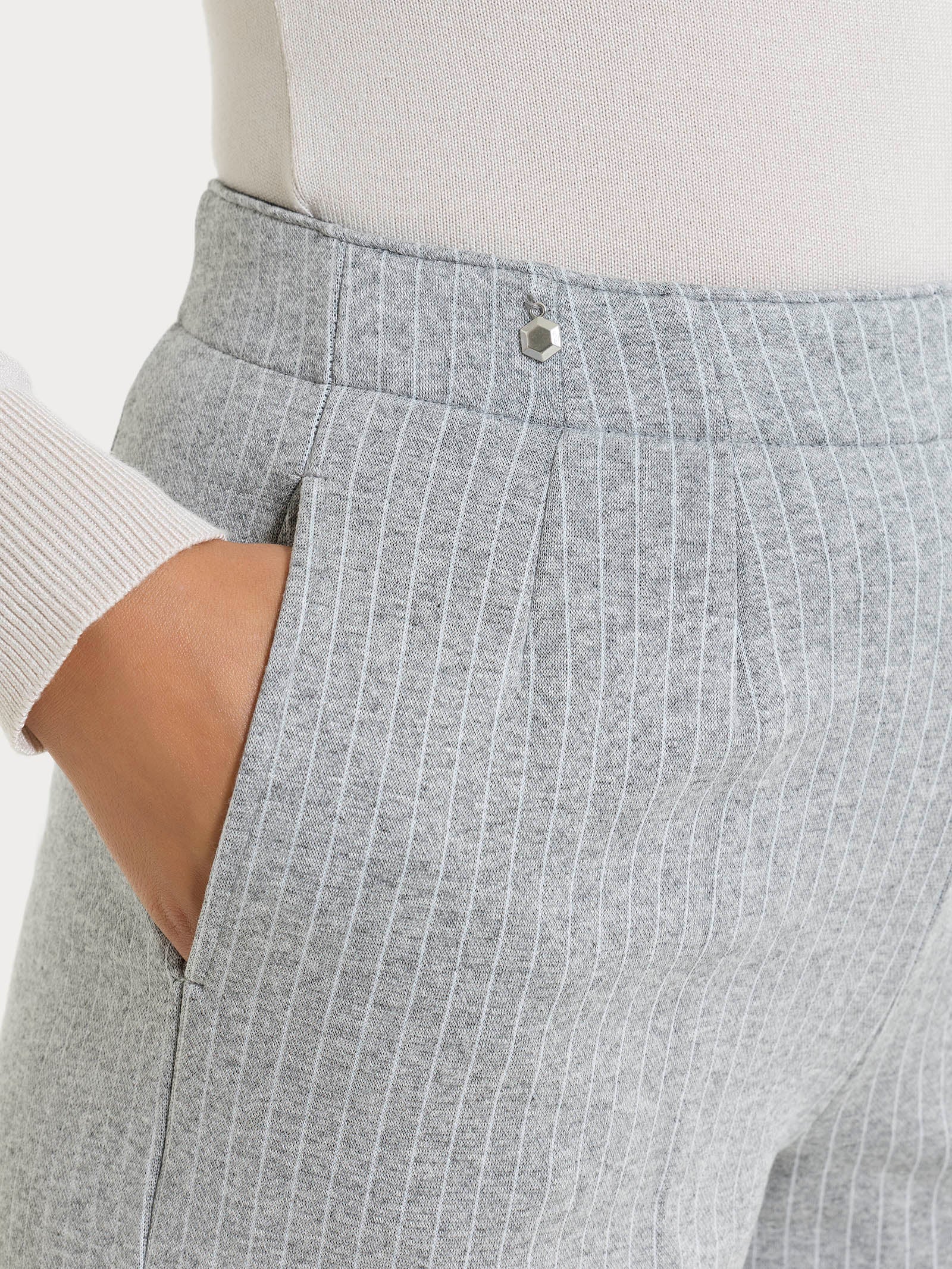 Pantalone gessato ampio con tasche in Eco Jacquard - Fant.Grigio Mel. - Image 4