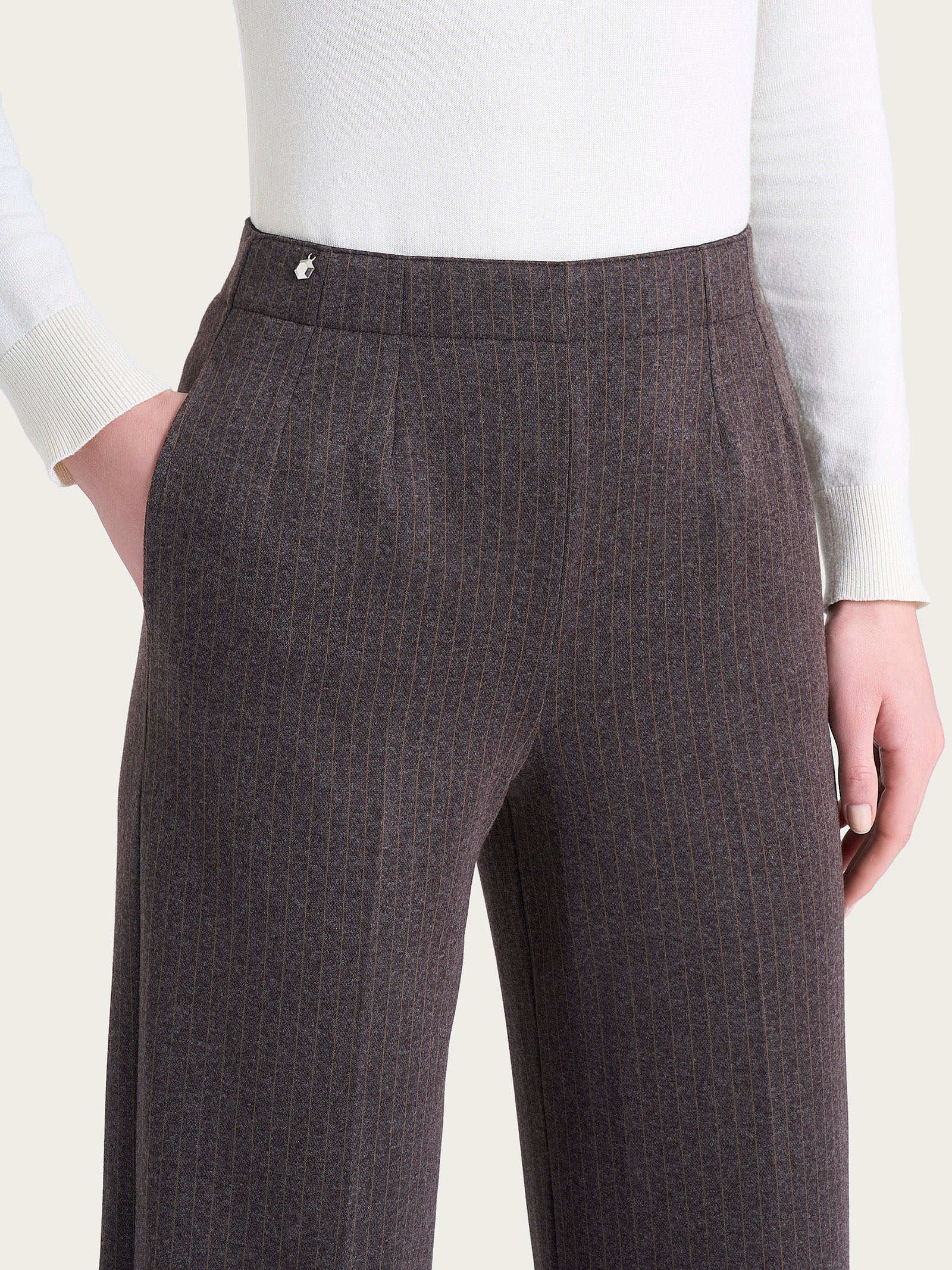 Pantalone gessato ampio con tasche in Eco Jacquard - Fant. Chocolate Torte Mel. - Image 5
