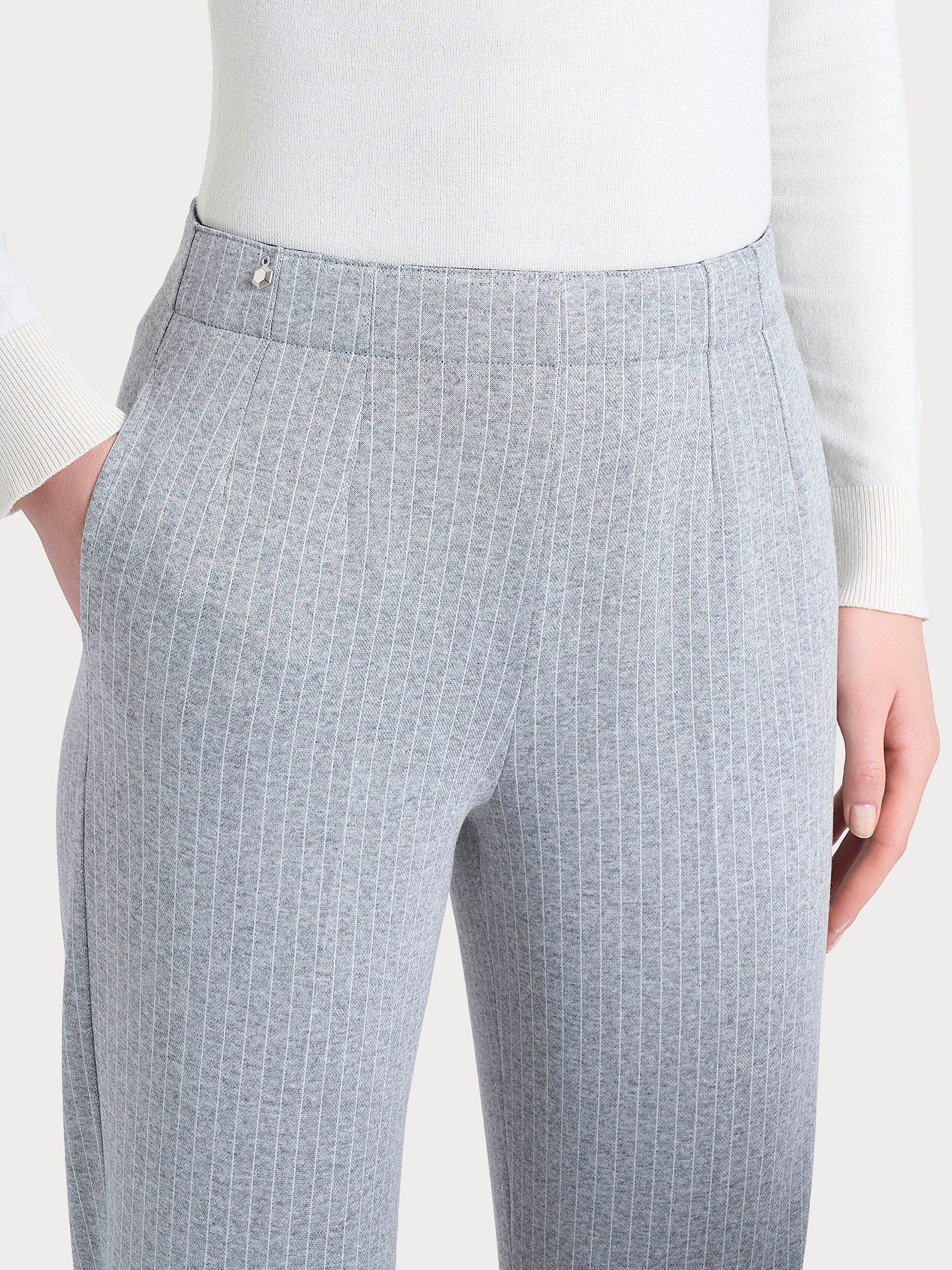 Pantalone gessato dritto con tasche in Eco Jacquard - Fant.Grigio Mel. - Image 5
