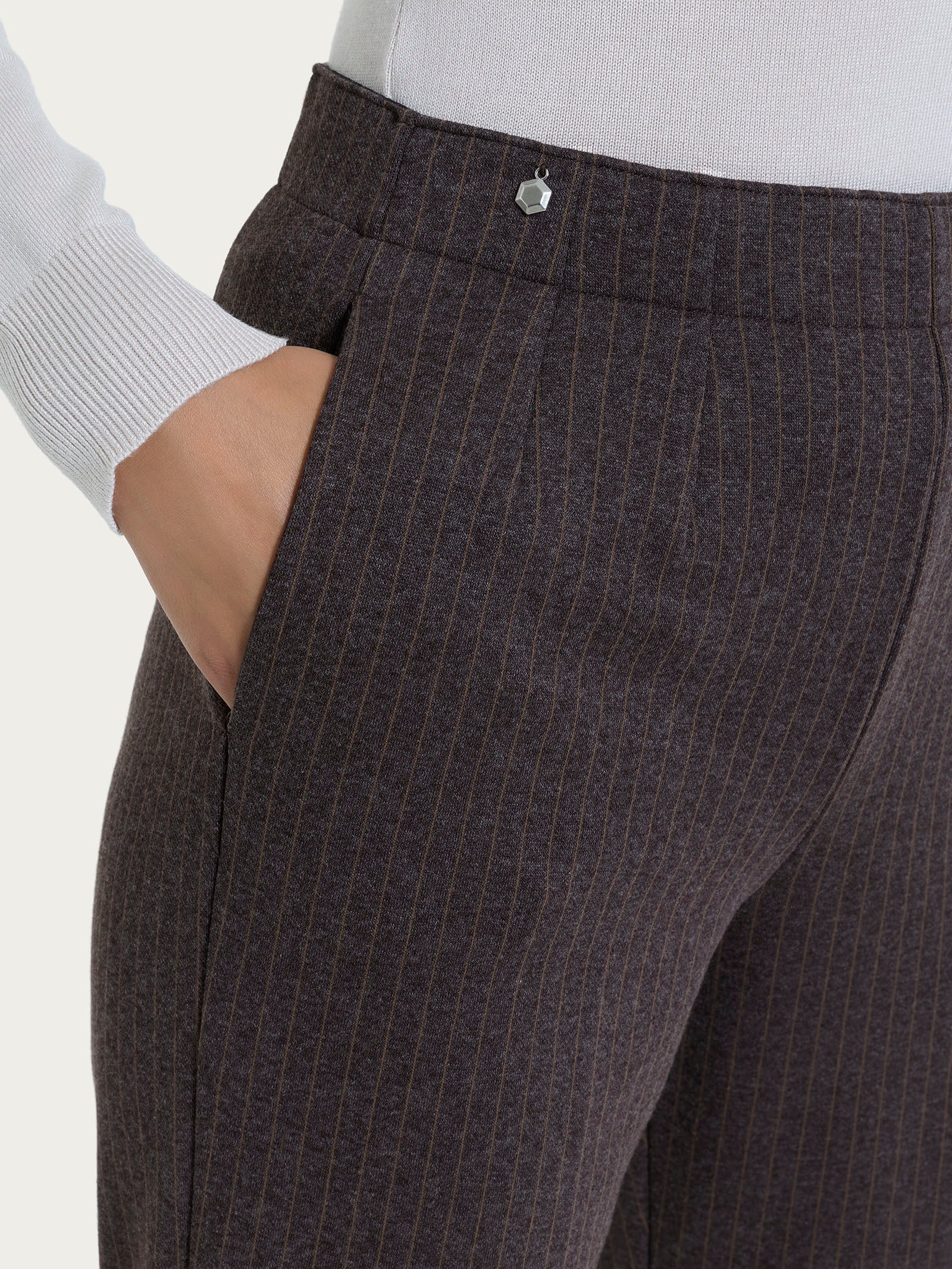 Pantalone gessato dritto con tasche in Eco Jacquard - Fant. Chocolate Torte Mel. - Image 5
