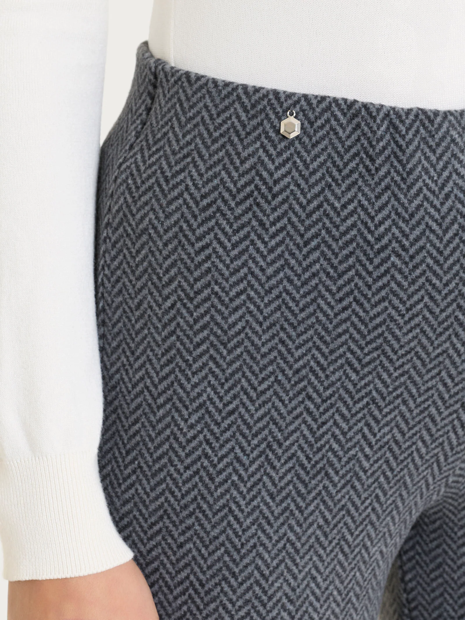 Pantalone in fantasia a sigaretta con spacchetti in Eco Jacquard - Fant.Oscuro Mel - Image 3