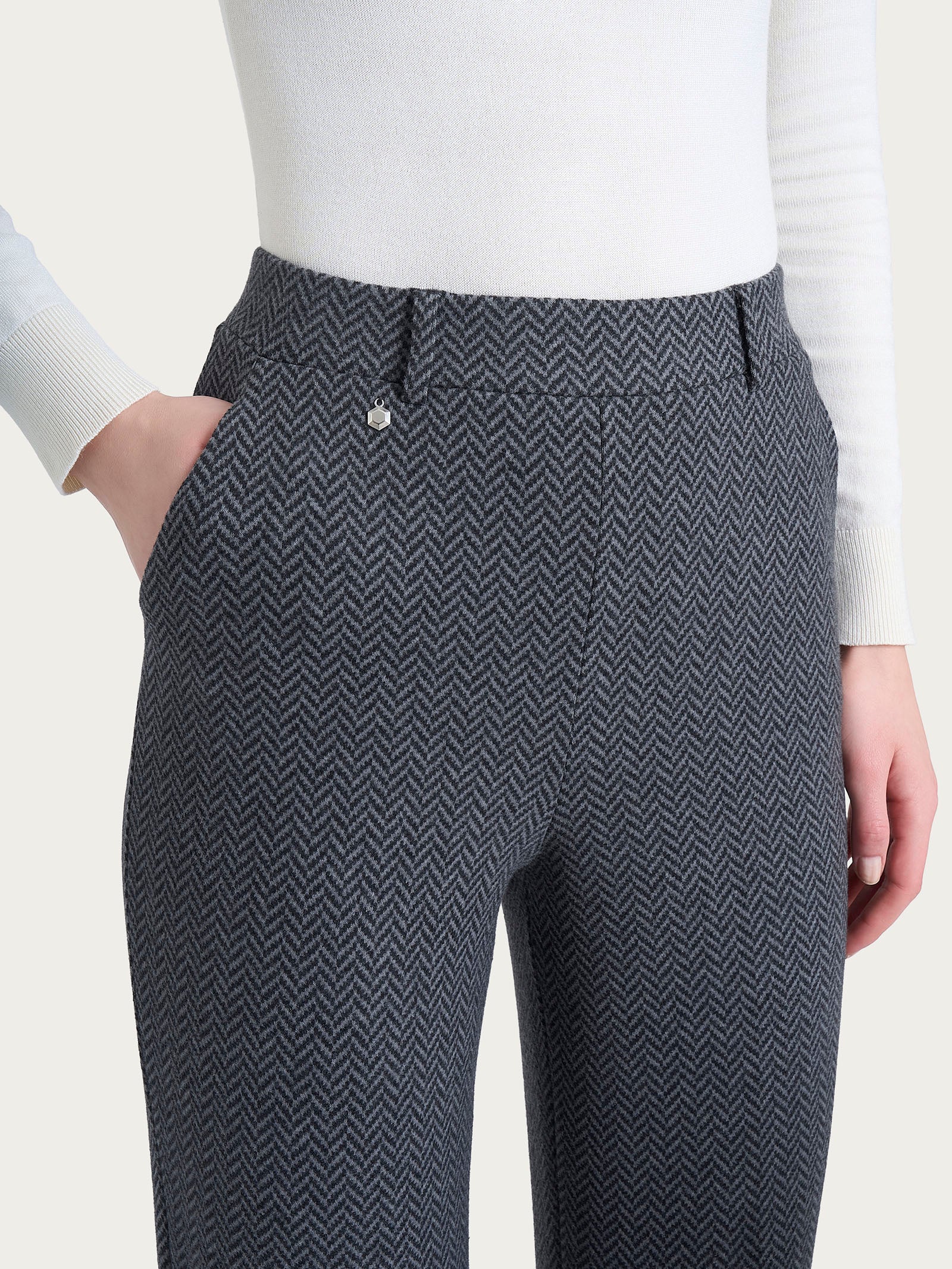 Pantalone in fantasia ampio con tasche in Eco Jacquard - Fant.Oscuro Mel - Image 3