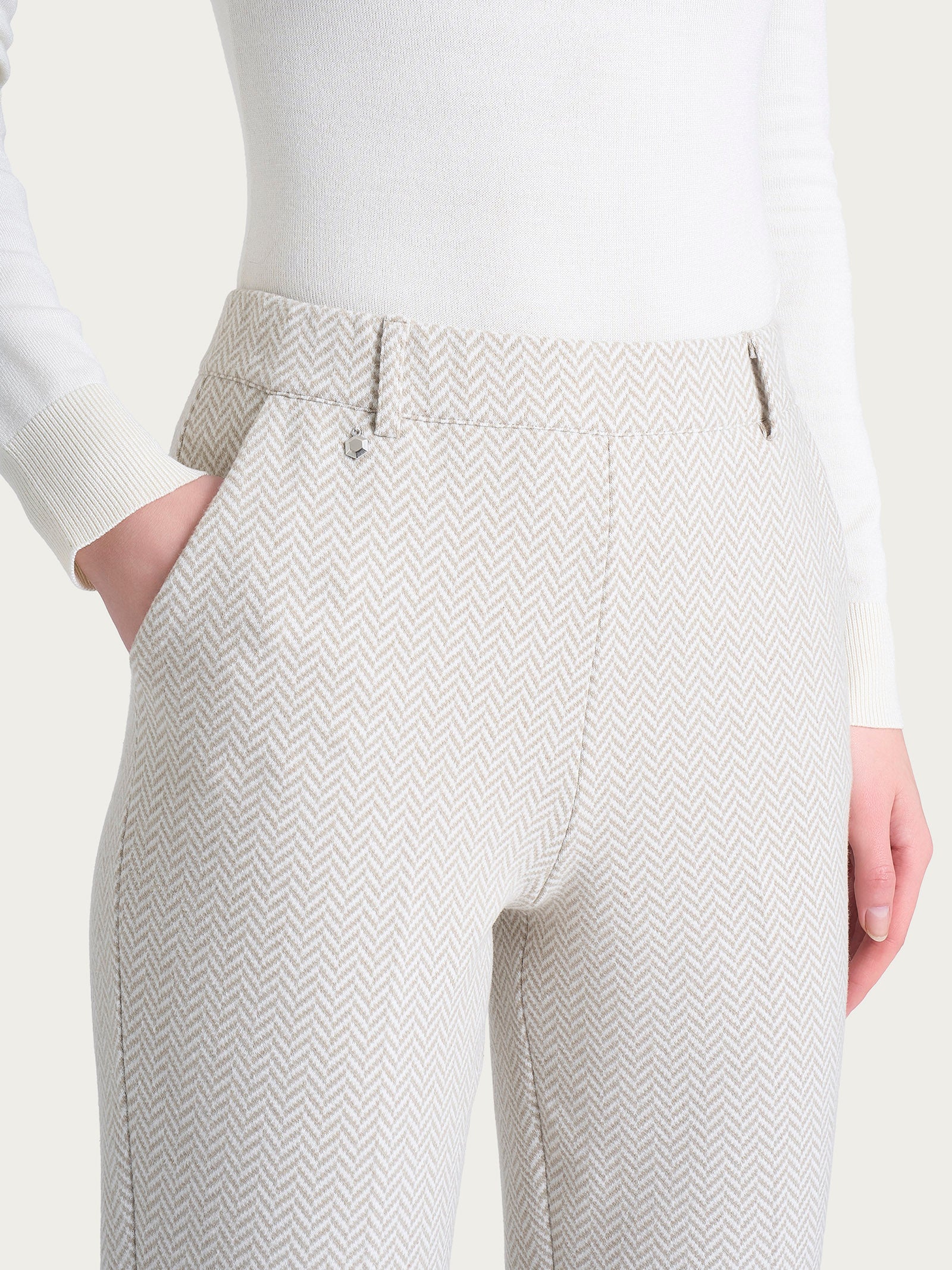 Pantalone in fantasia dritto con tasche in Eco Jacquard  - Fant.Avorio - Image 3