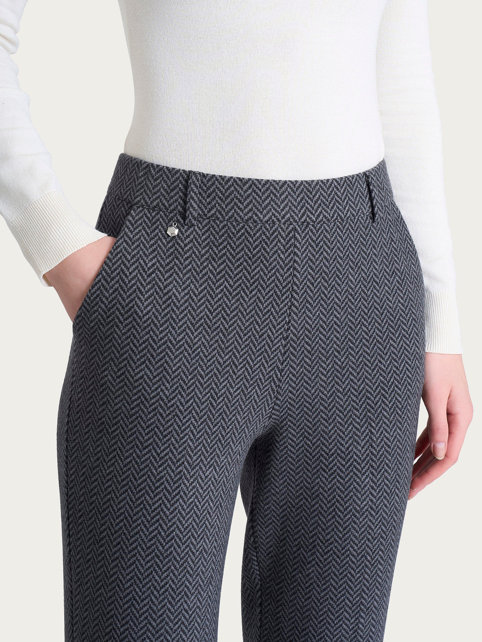Pantalone in fantasia dritto con tasche in Eco Jacquard  - Fant.Oscuro Mel - Image 3