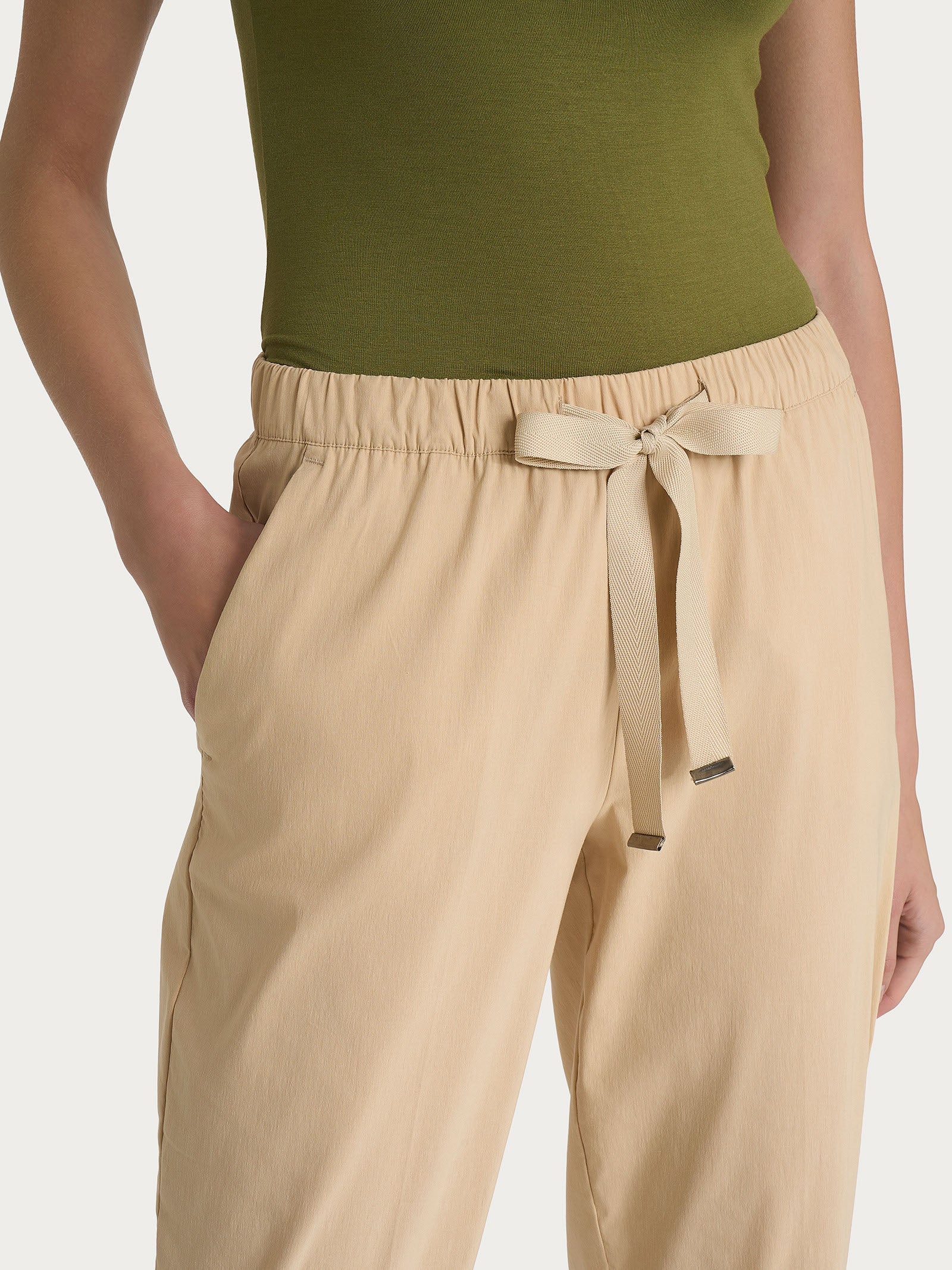 Pantalone jogger con tasche in Super Fresh - Irish Cream - Image 3