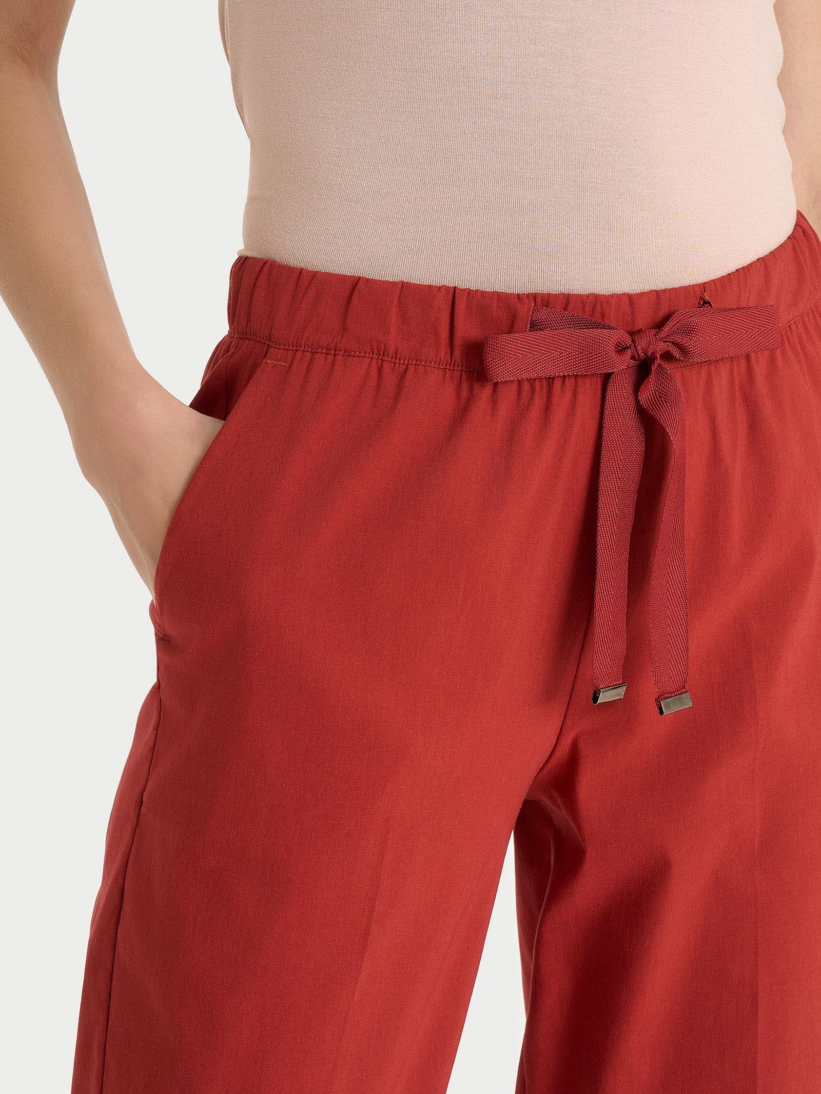 Pantalone jogger con tasche in Super Fresh - Red Ochre - Image 3
