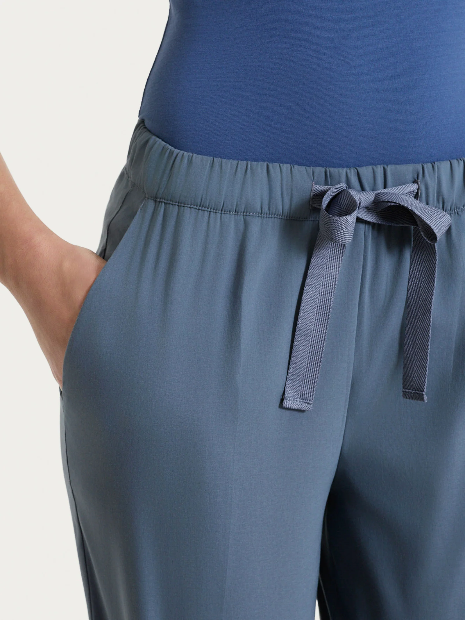 Pantalone jogger con tasche in Super Fresh - Turbulence - Image 7